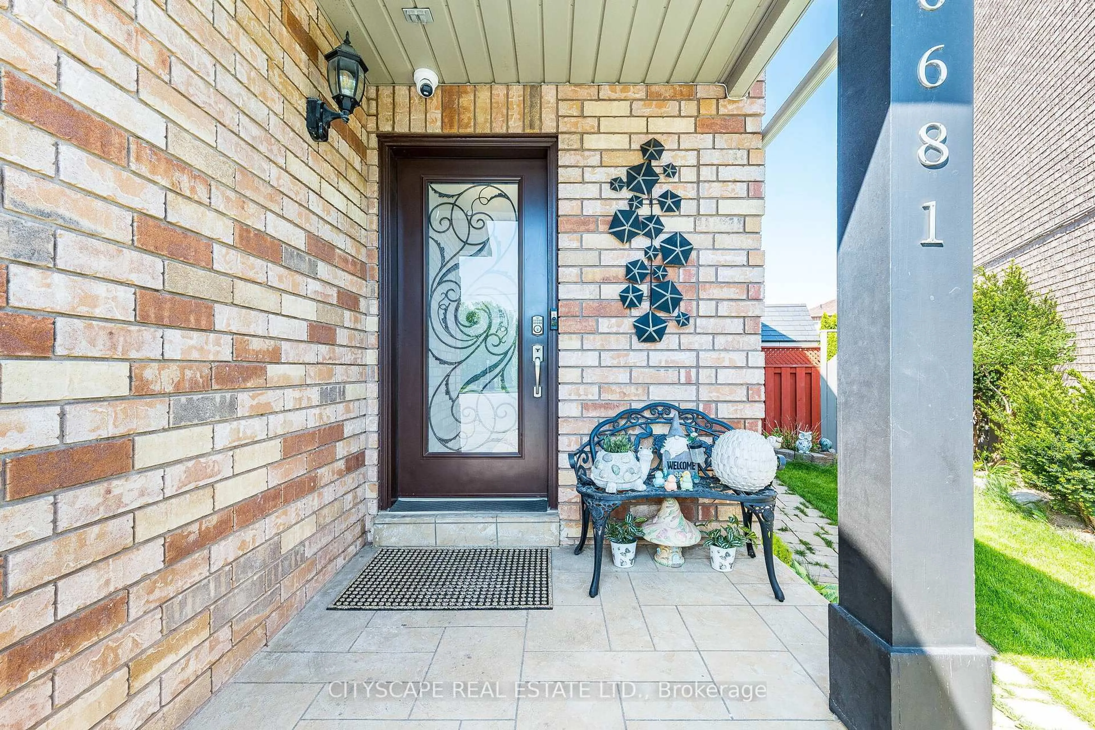 Indoor entryway for 6681 Jazzy Mews, Mississauga Ontario L5W 1S2