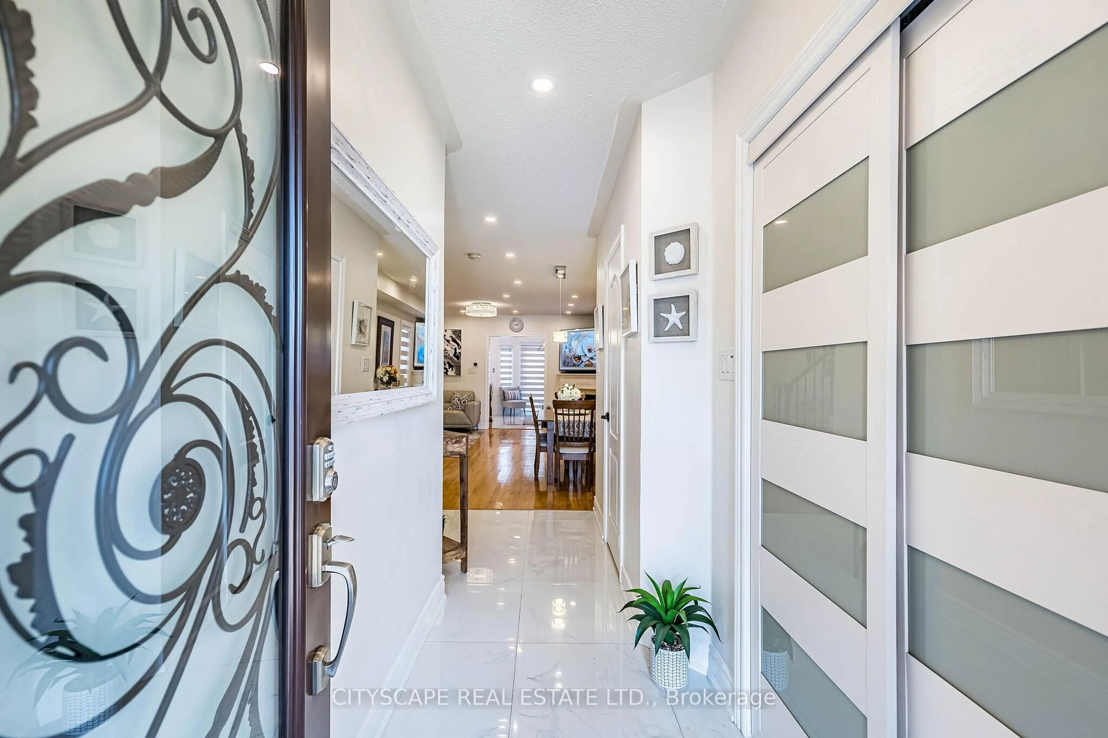 Indoor foyer for 6681 Jazzy Mews, Mississauga Ontario L5W 1S2