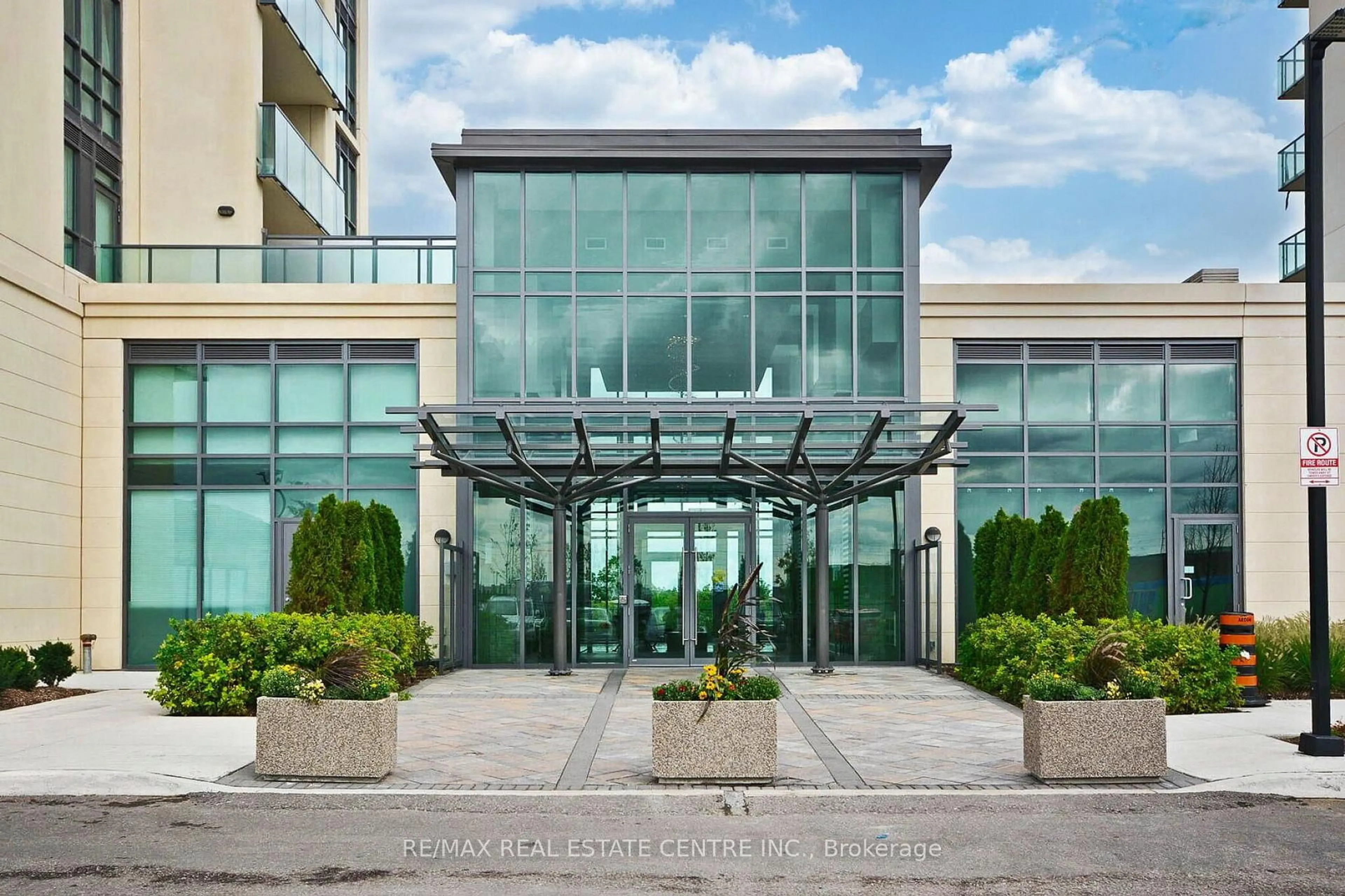 Indoor foyer for 55 Yorkland Blvd #905, Brampton Ontario L6P 4K9