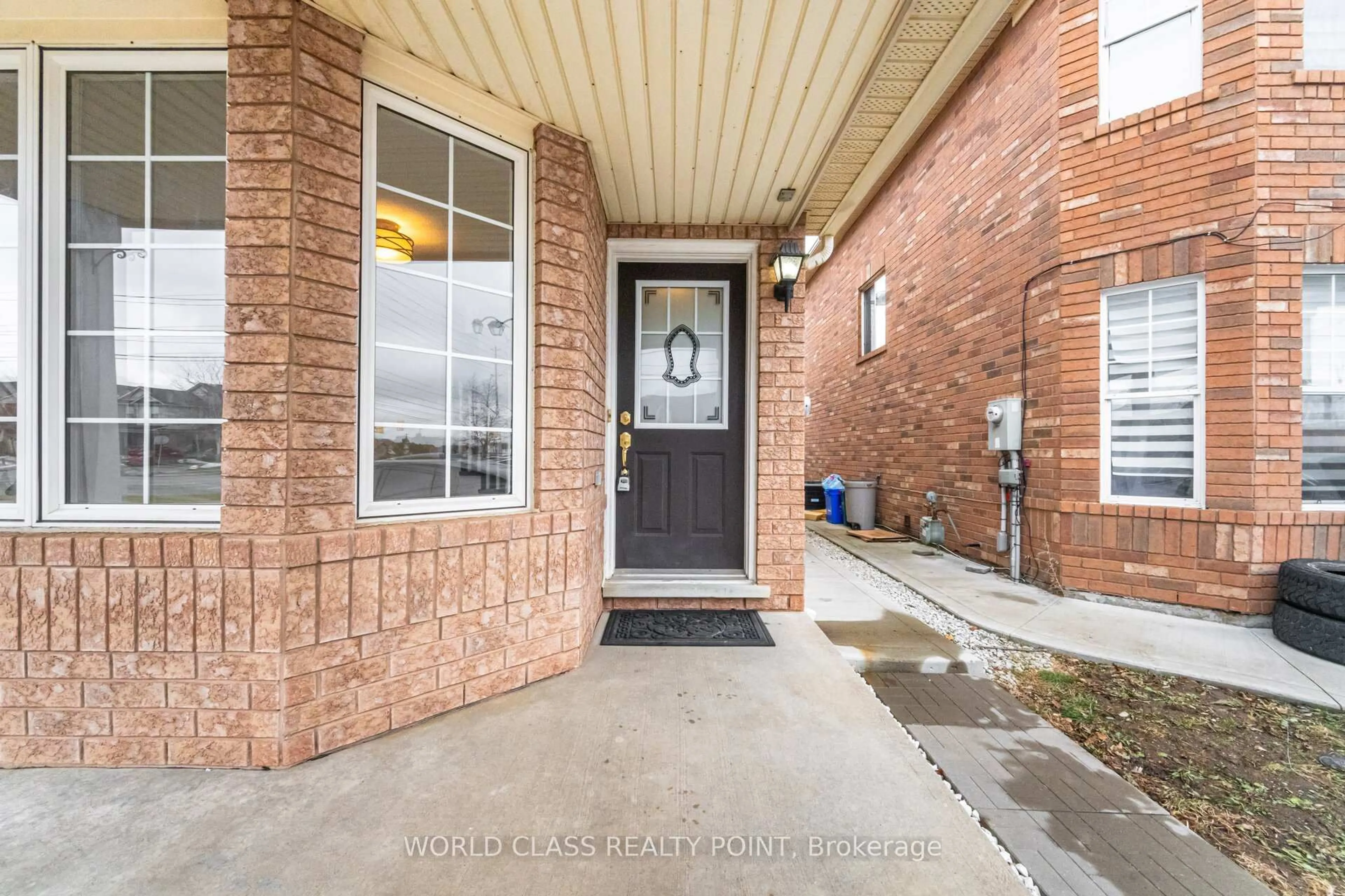 Indoor entryway for 727 Thompson Rd, Milton Ontario L9T 5W8