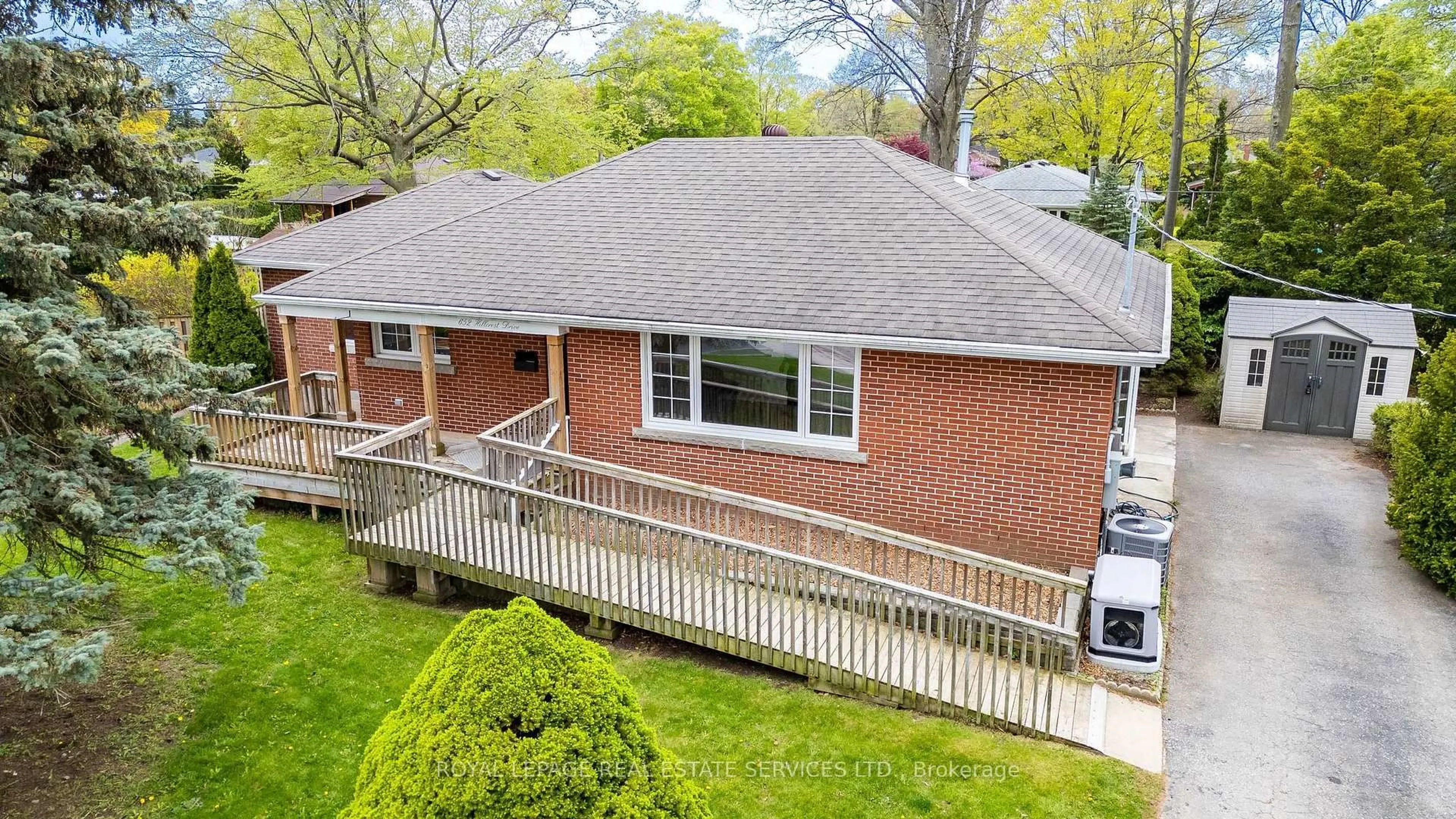 A pic from outside/outdoor area/front of a property/back of a property/a pic from drone, street for 652 Hillcrest Dr, Burlington Ontario L7R 3A7