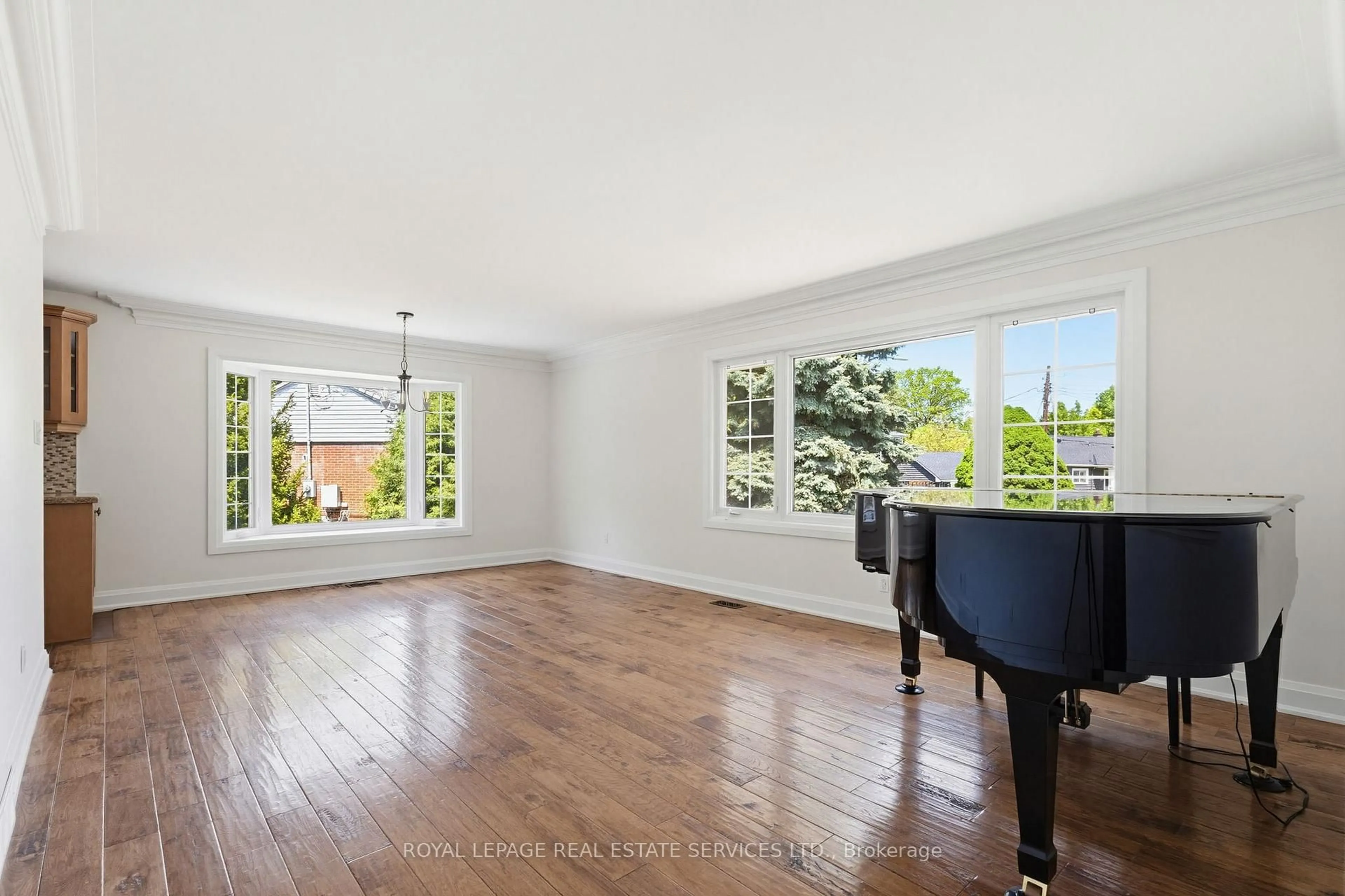 Living room with furniture, wood/laminate floor for 652 Hillcrest Dr, Burlington Ontario L7R 3A7