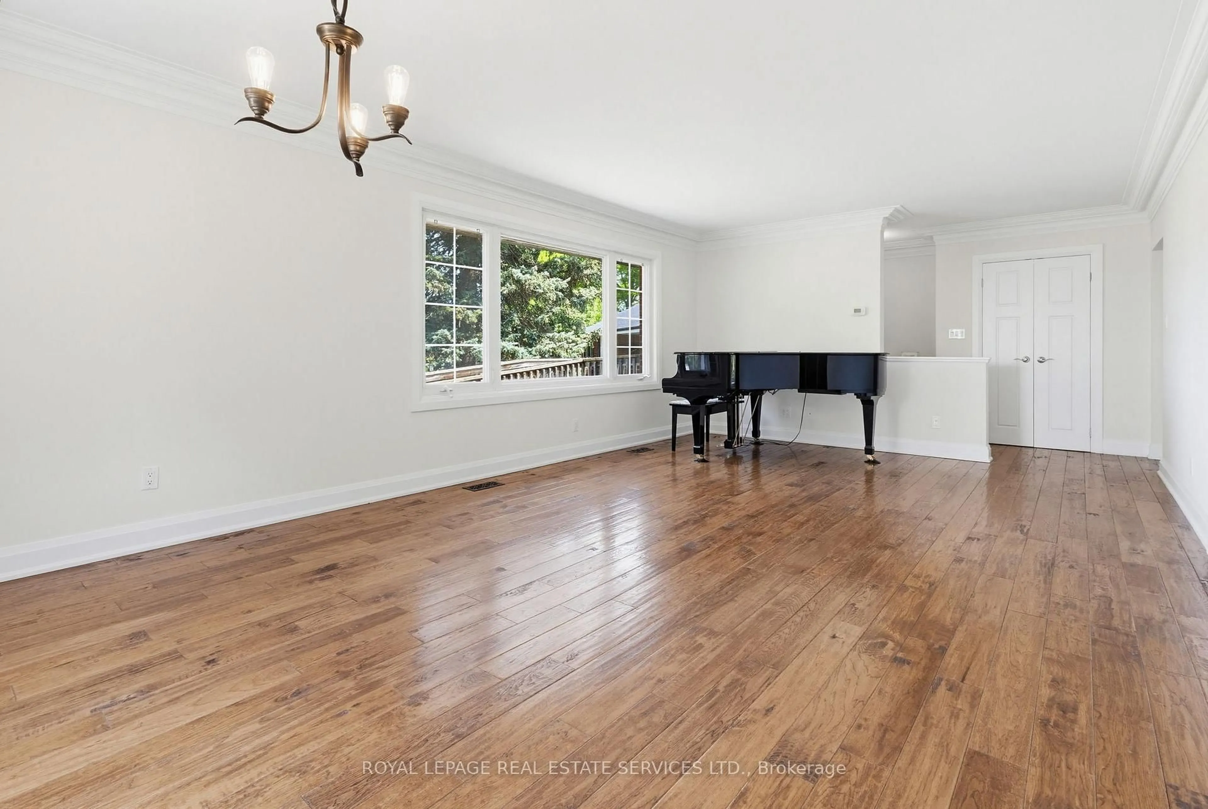 A pic of a room for 652 Hillcrest Dr, Burlington Ontario L7R 3A7