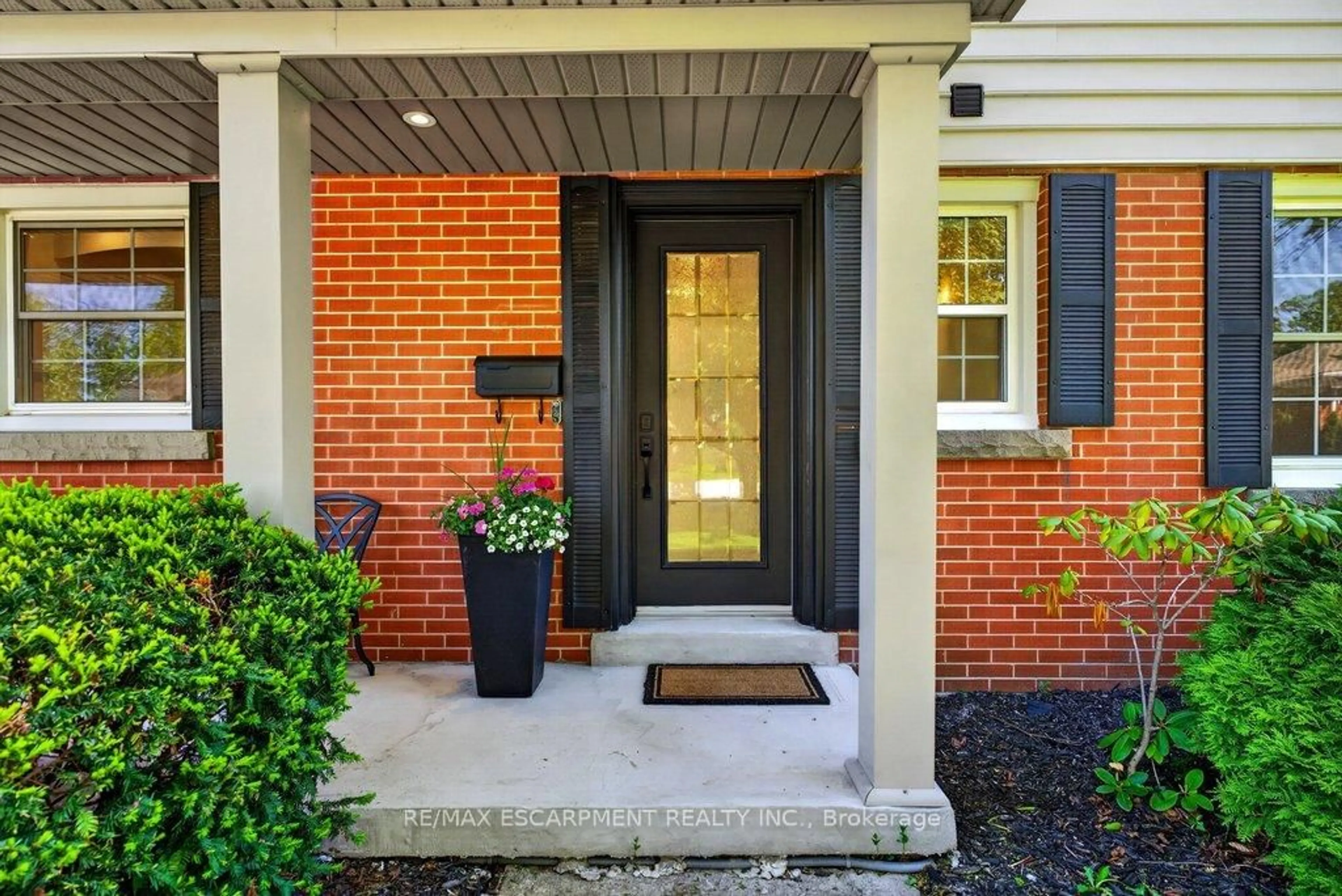 Indoor entryway for 350 East Side Cres, Burlington Ontario L7R 3G9