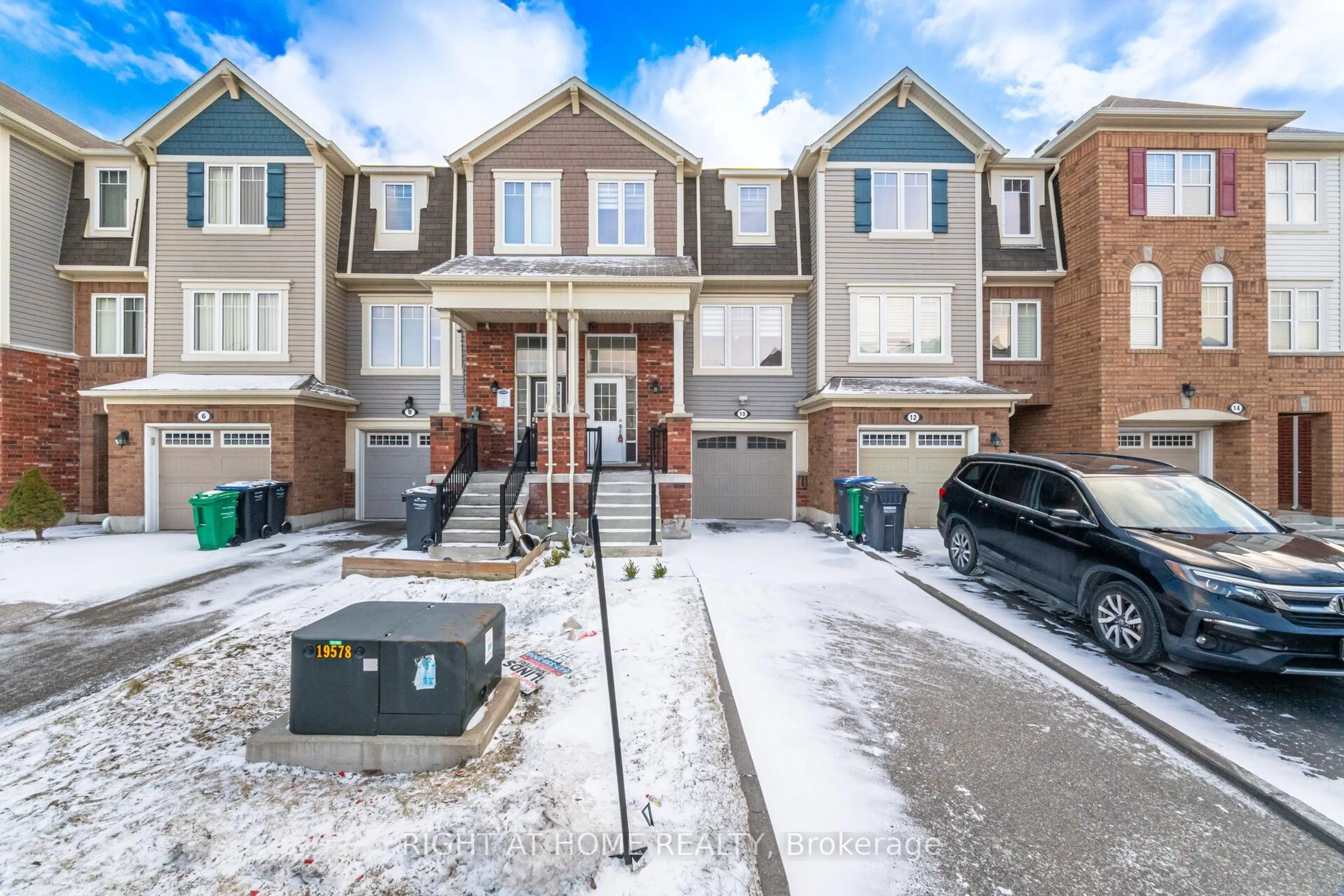 A pic from outside/outdoor area/front of a property/back of a property/a pic from drone, street for 10 Vanhorne Clse, Brampton Ontario L7A 0X7