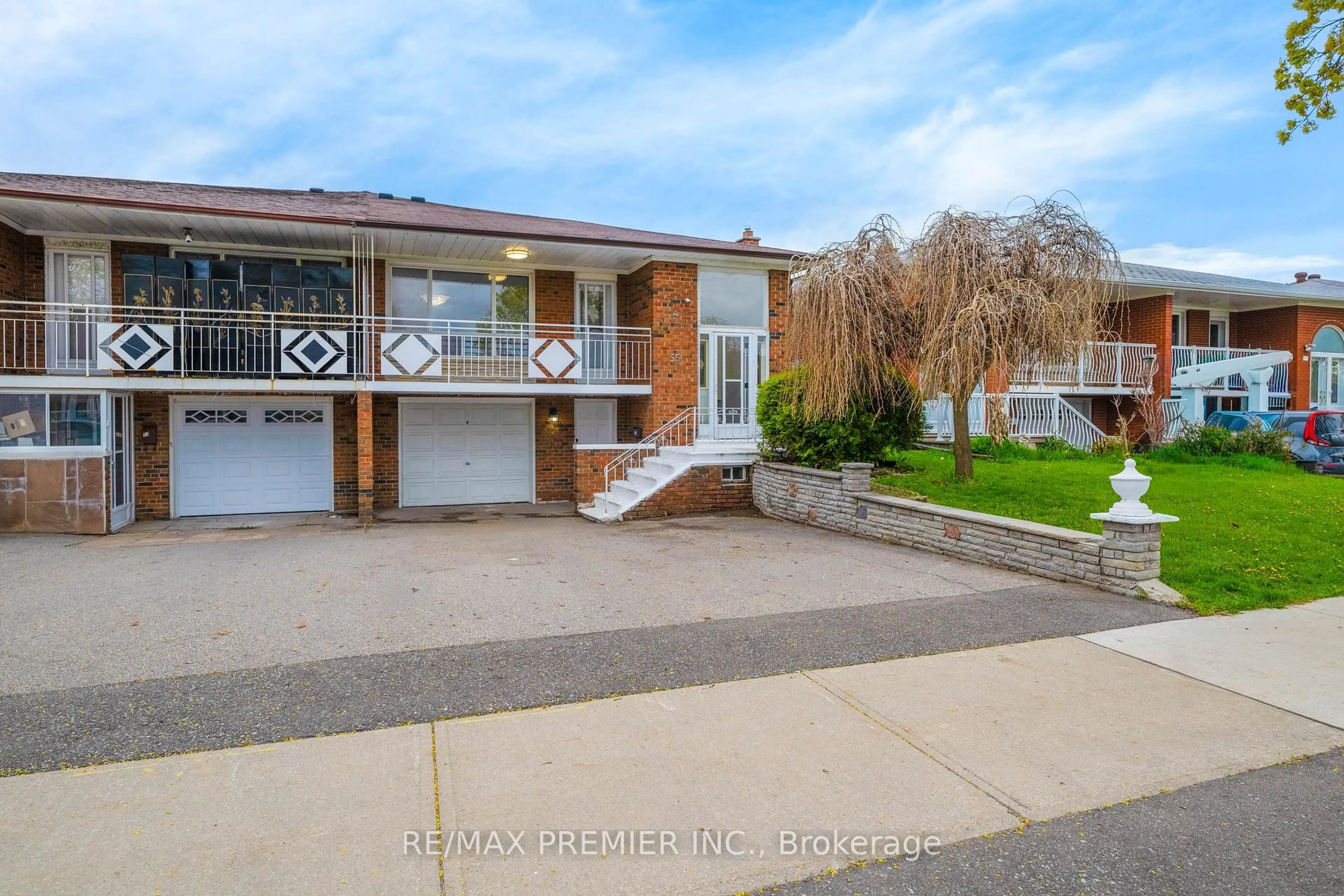 A pic from outside/outdoor area/front of a property/back of a property/a pic from drone, water/lake/river/ocean view for 55 Firgrove Cres, Toronto Ontario M3N 1K5