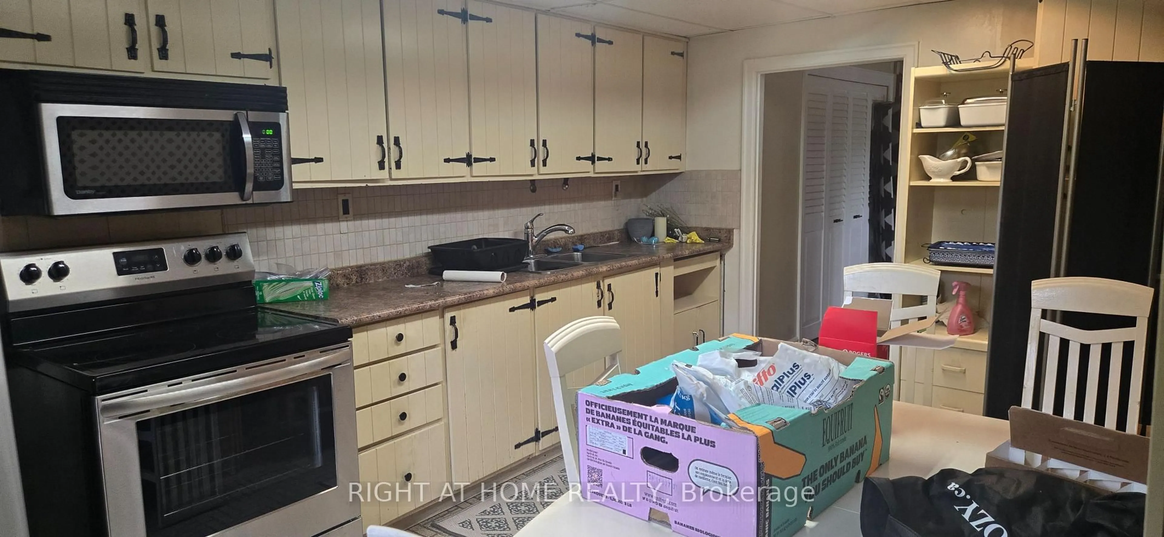 Standard kitchen, unknown for 16140 Mount Hope Rd, Caledon Ontario L7E 3K7