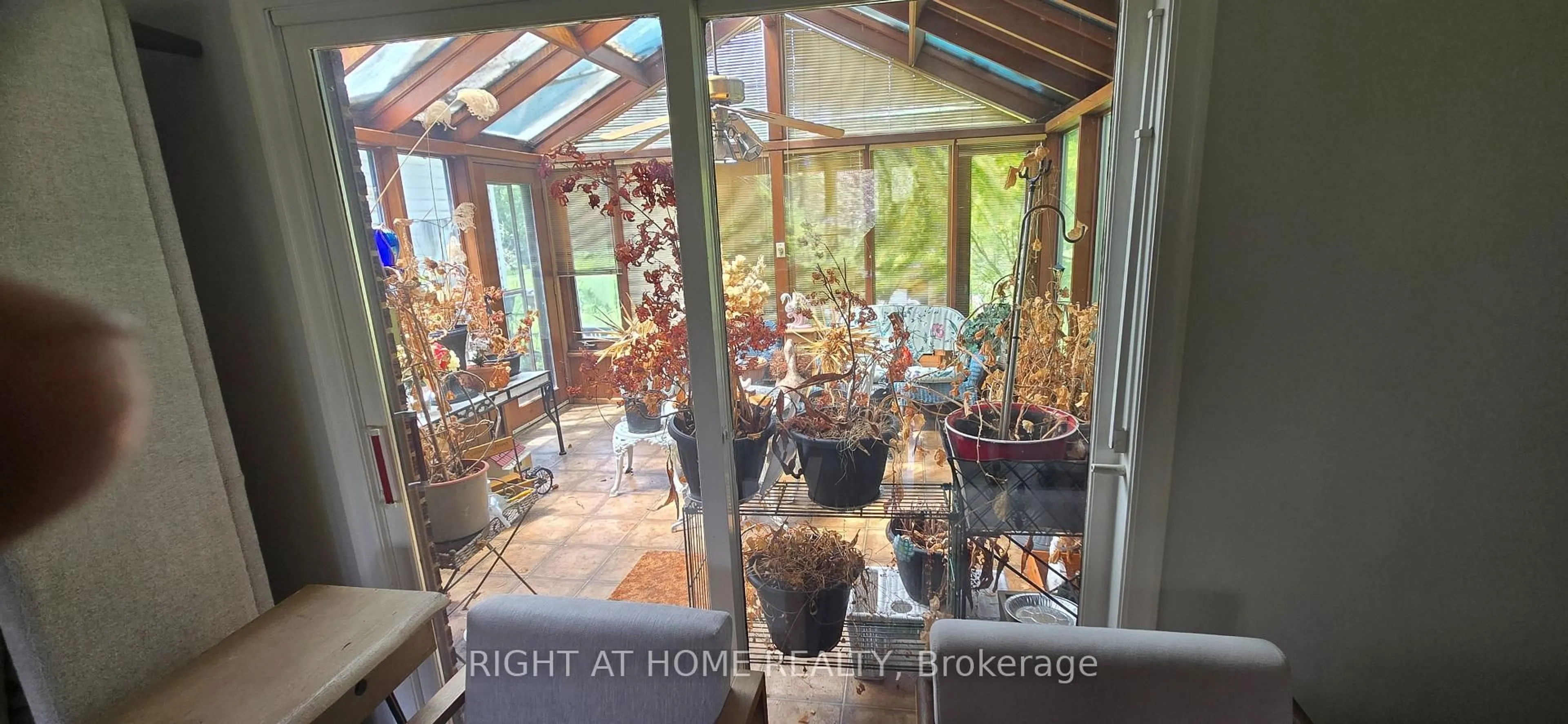 Indoor foyer for 16140 Mount Hope Rd, Caledon Ontario L7E 3K7