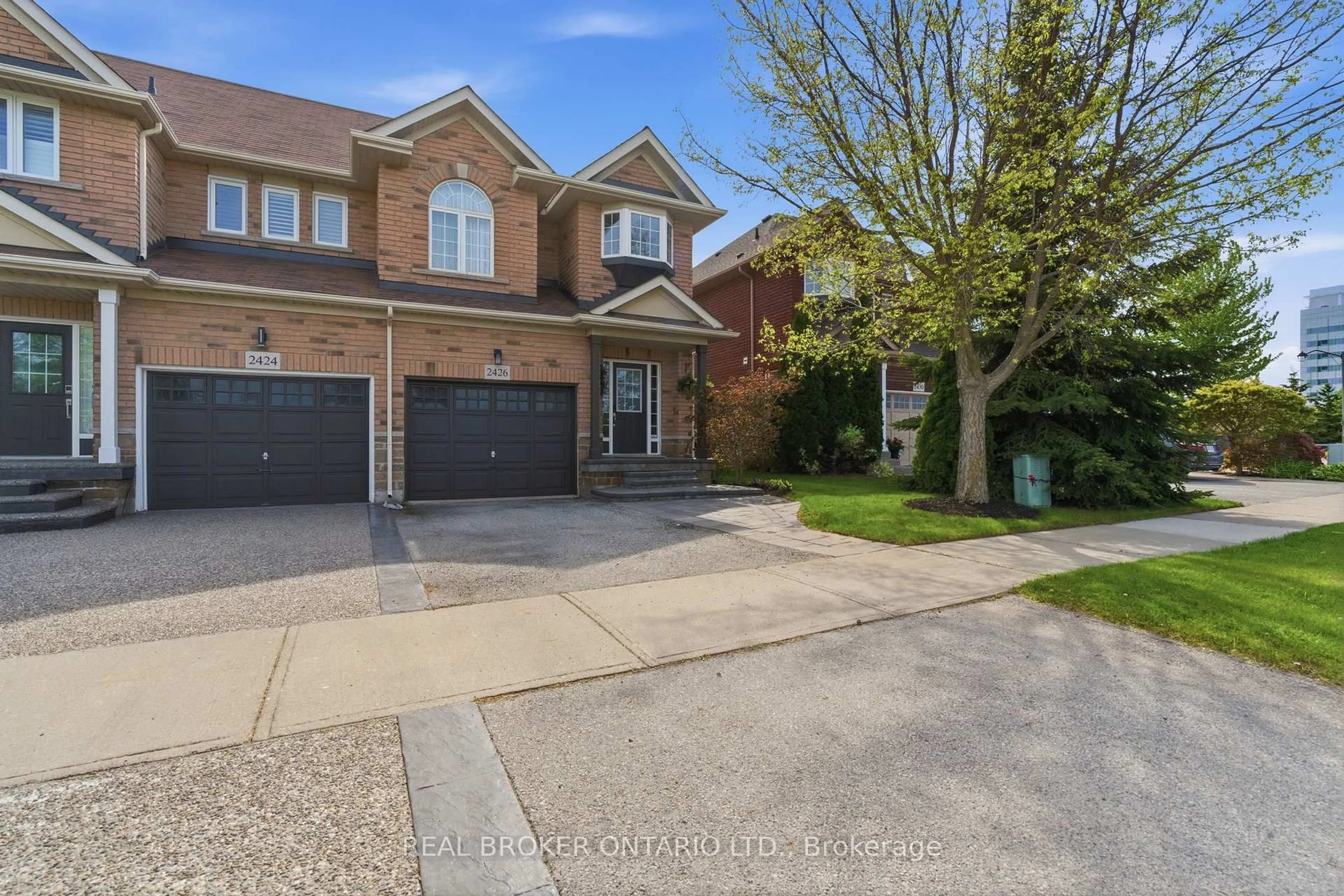 A pic from outside/outdoor area/front of a property/back of a property/a pic from drone, street for 2426 Shadow Crt, Oakville Ontario L6M 5G6