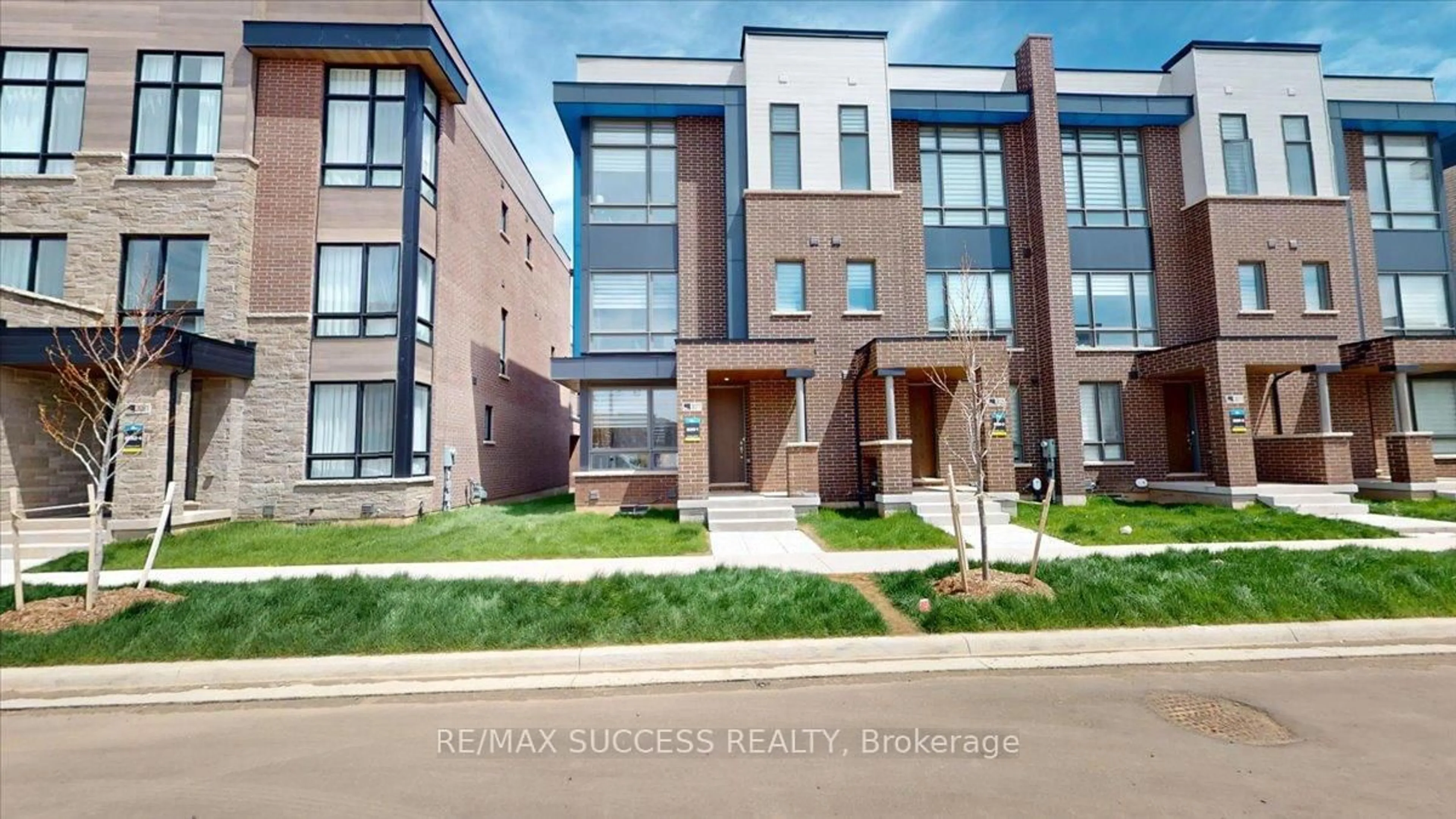 Home with brick exterior material, street for 3077 Welsman Gdns, Oakville Ontario L6H 7Z2