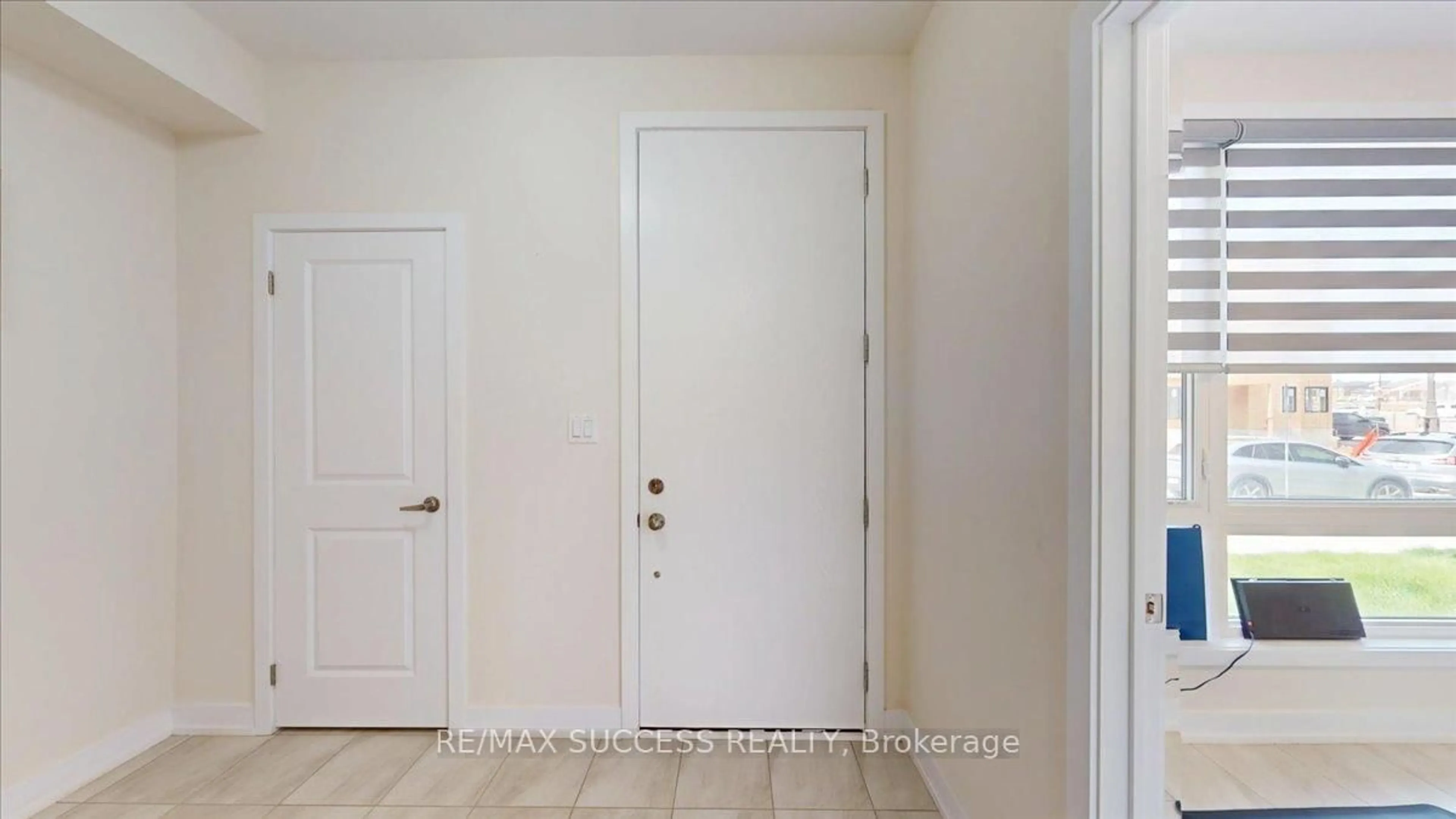 Indoor entryway for 3077 Welsman Gdns, Oakville Ontario L6H 7Z2