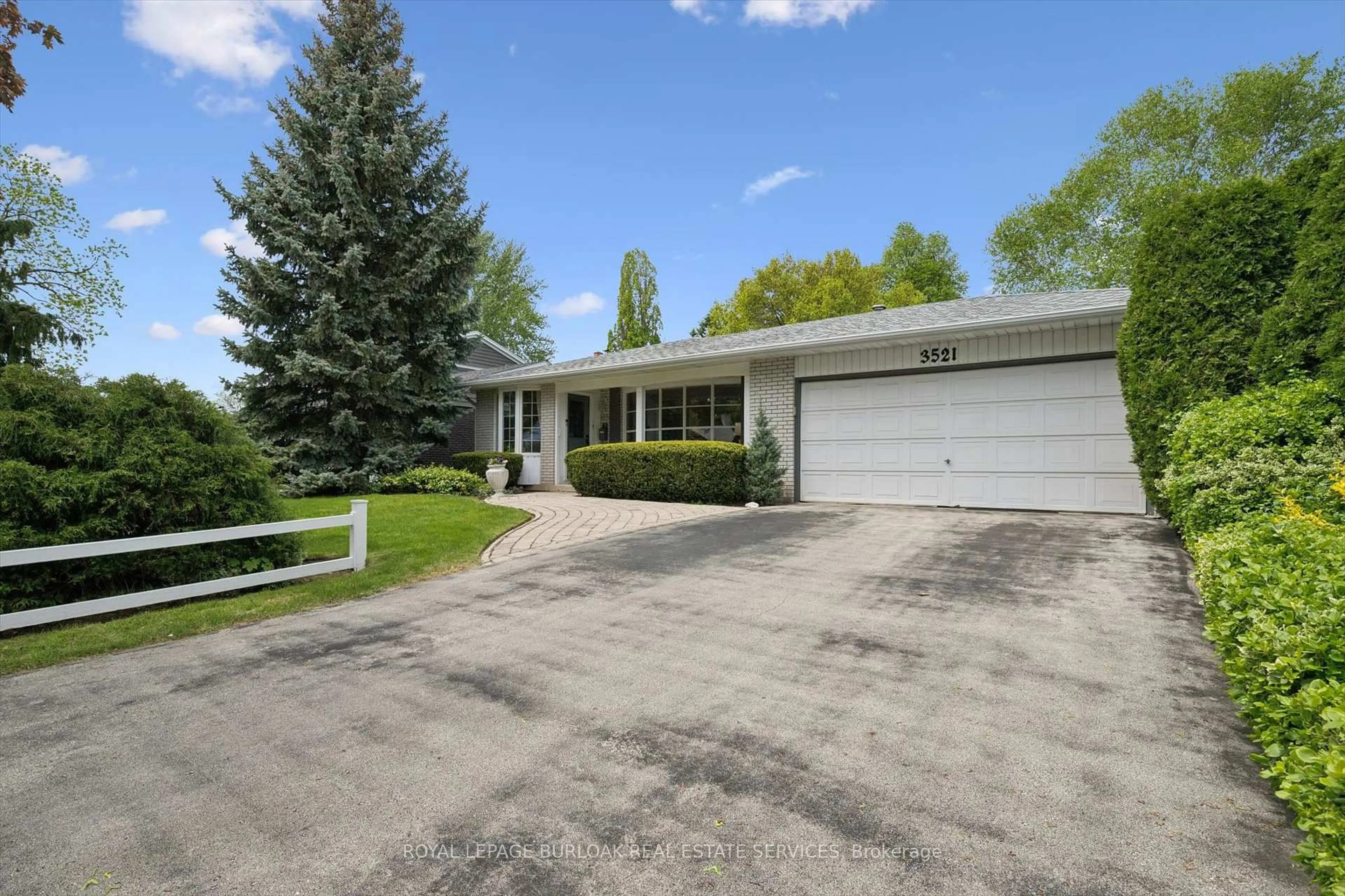 A pic from outside/outdoor area/front of a property/back of a property/a pic from drone, street for 3521 Regal Rd, Burlington Ontario L7N 1M2