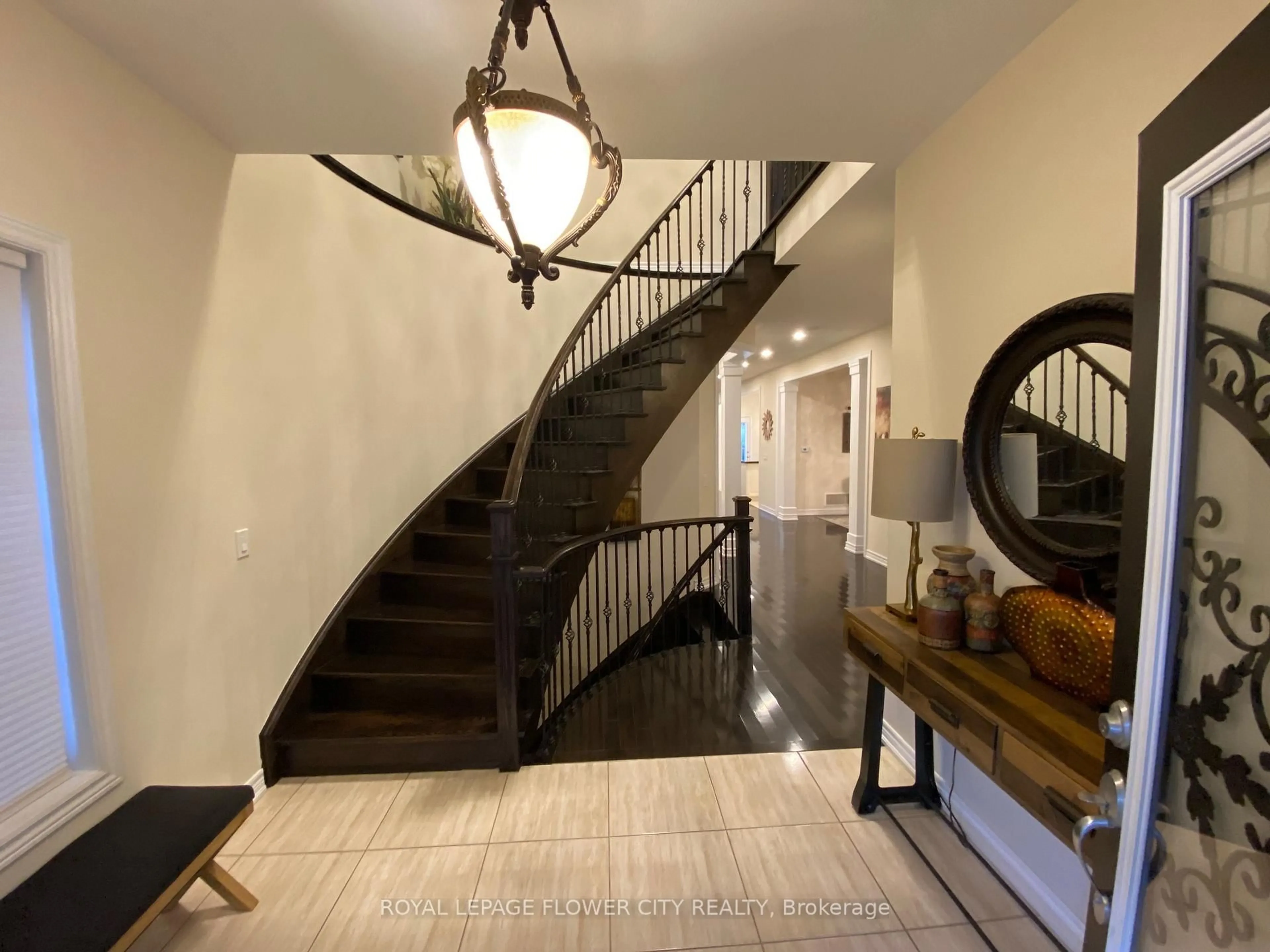 Indoor foyer for 782 Miltonbrook Cres, Milton Ontario L9T 8N3