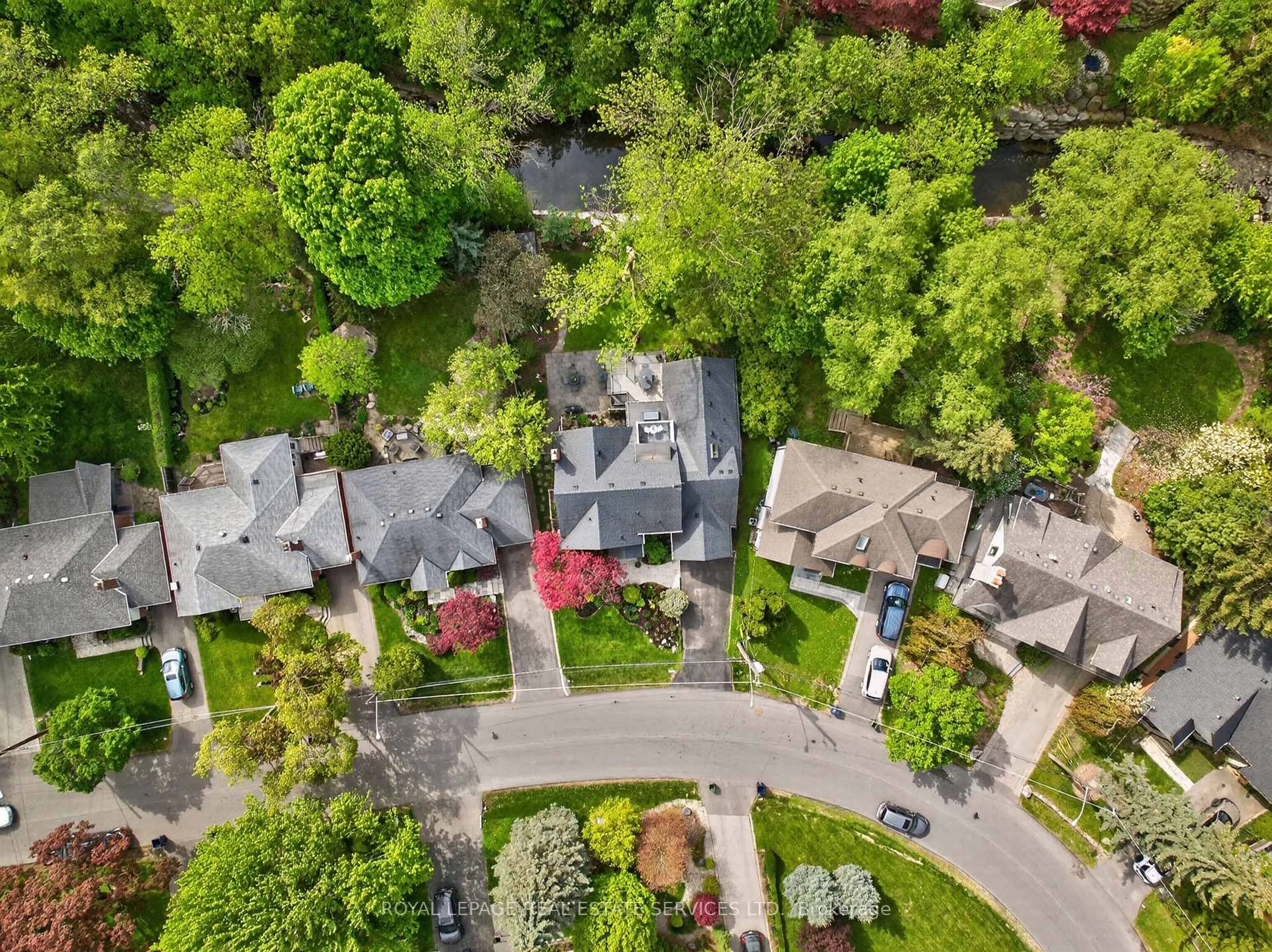 A pic from outside/outdoor area/front of a property/back of a property/a pic from drone, street for 130 Thompson Ave, Toronto Ontario M8Z 3V2