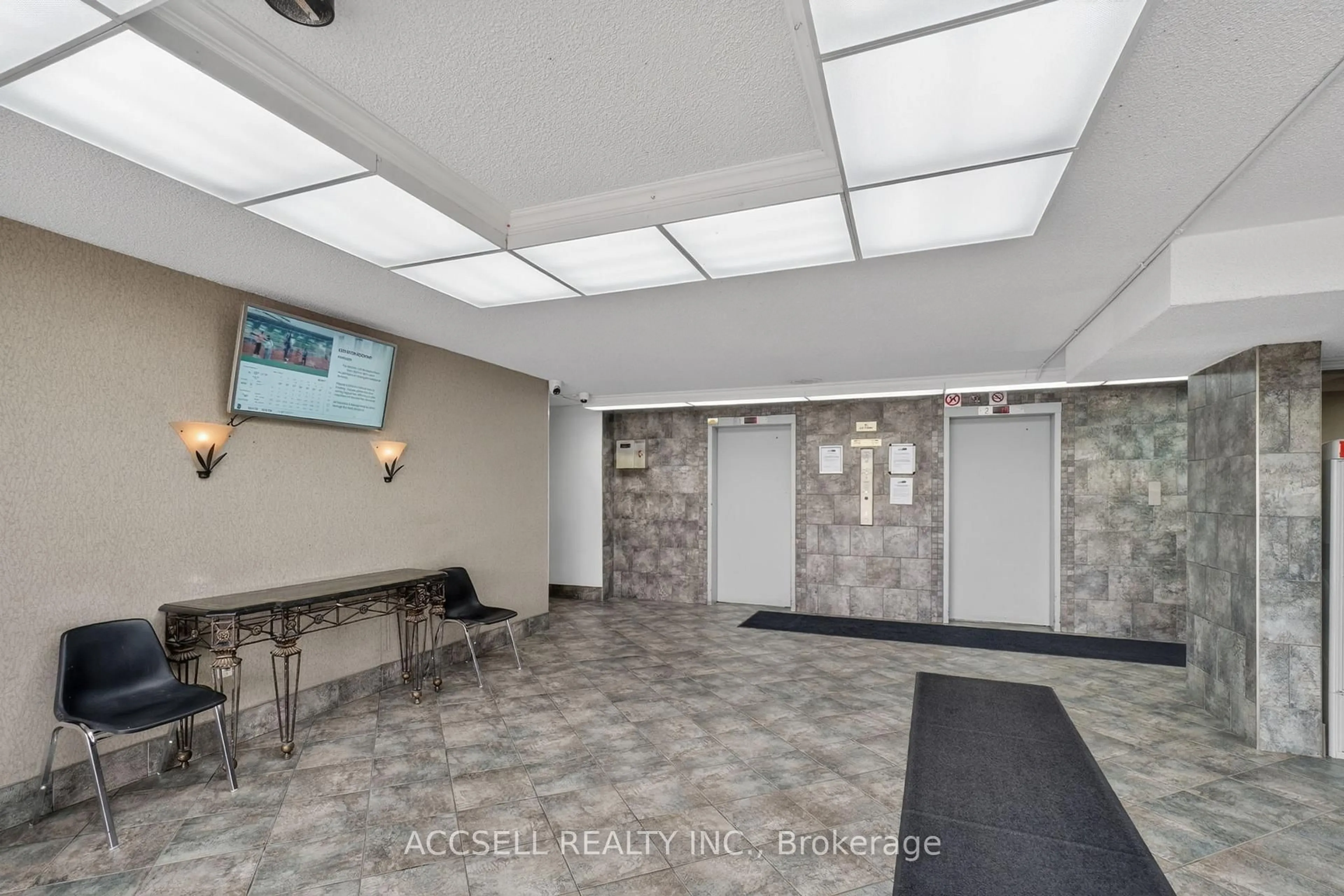 Indoor foyer for 17 Knightsbridge Rd #1607, Brampton Ontario L6T 3X9