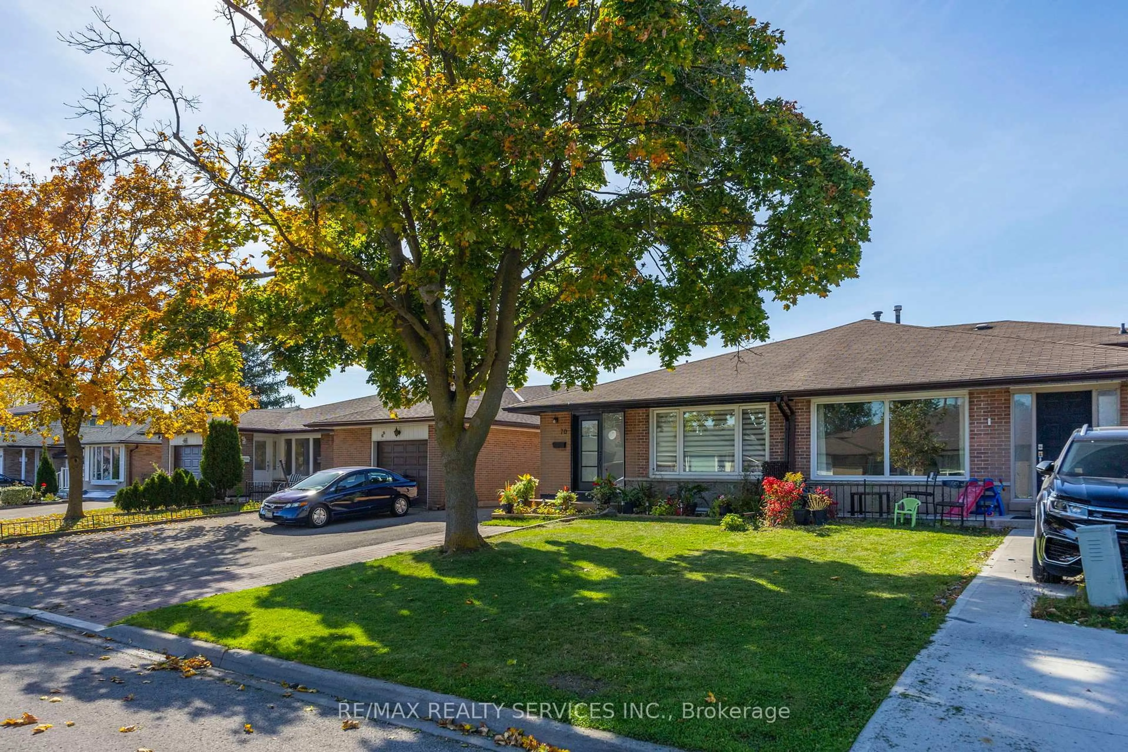 A pic from outside/outdoor area/front of a property/back of a property/a pic from drone, street for 70 Wilton Dr, Brampton Ontario L6W 3A1