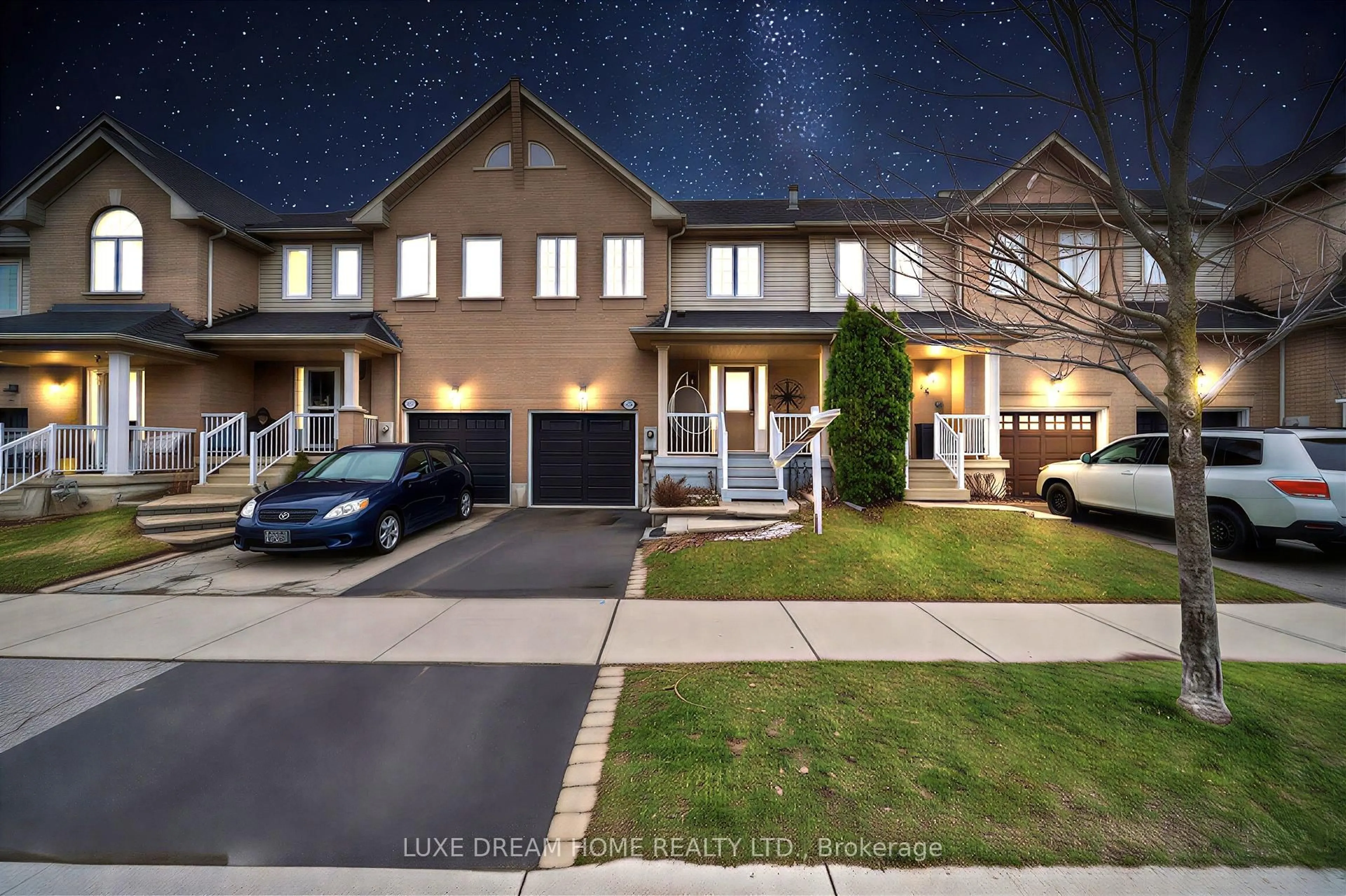 A pic from outside/outdoor area/front of a property/back of a property/a pic from drone, street for 100 Panton Tr, Milton Ontario L9T 6K1