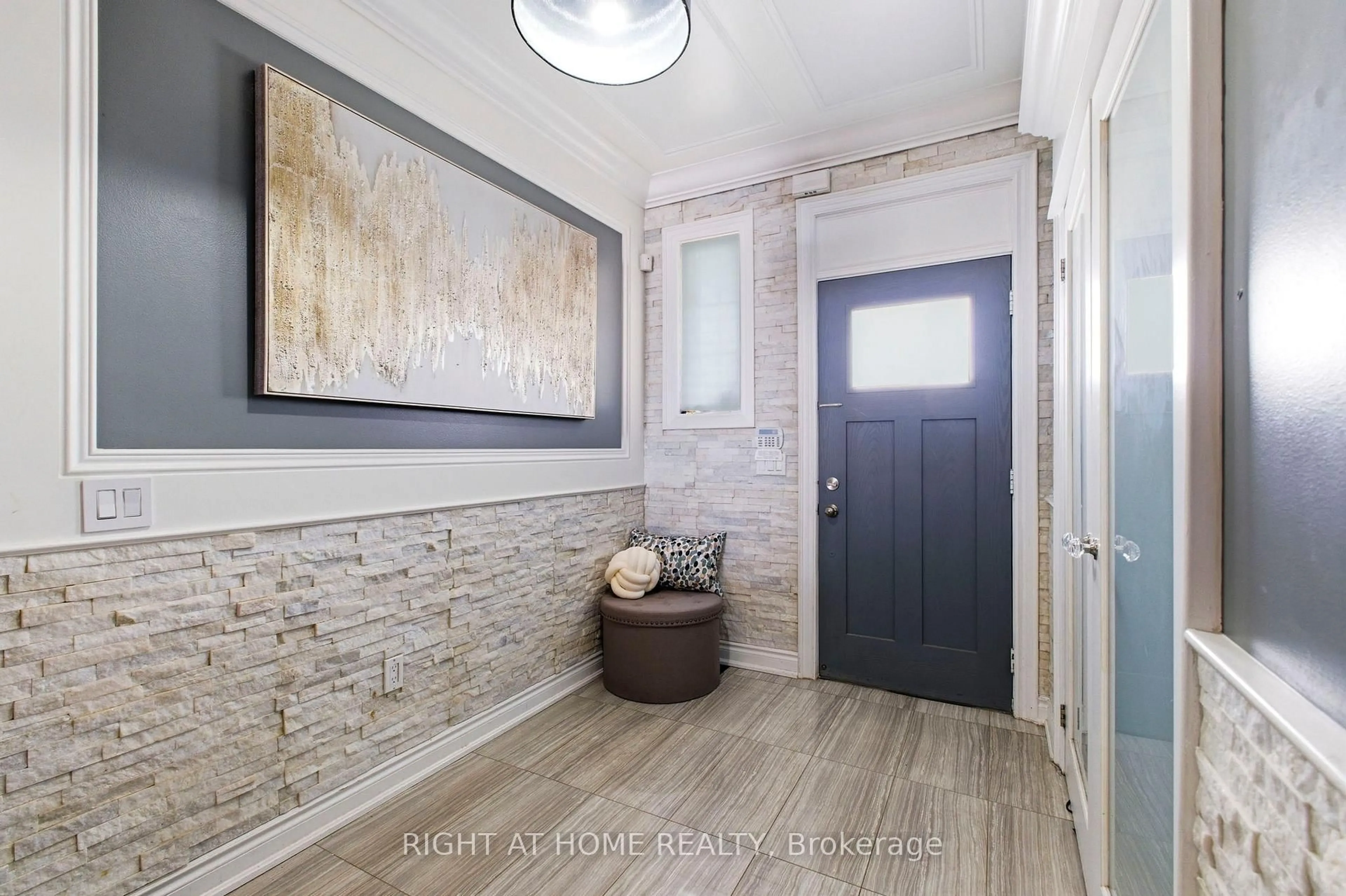 Indoor entryway for 10 Learmont Ave, Caledon Ontario L7C 3N3