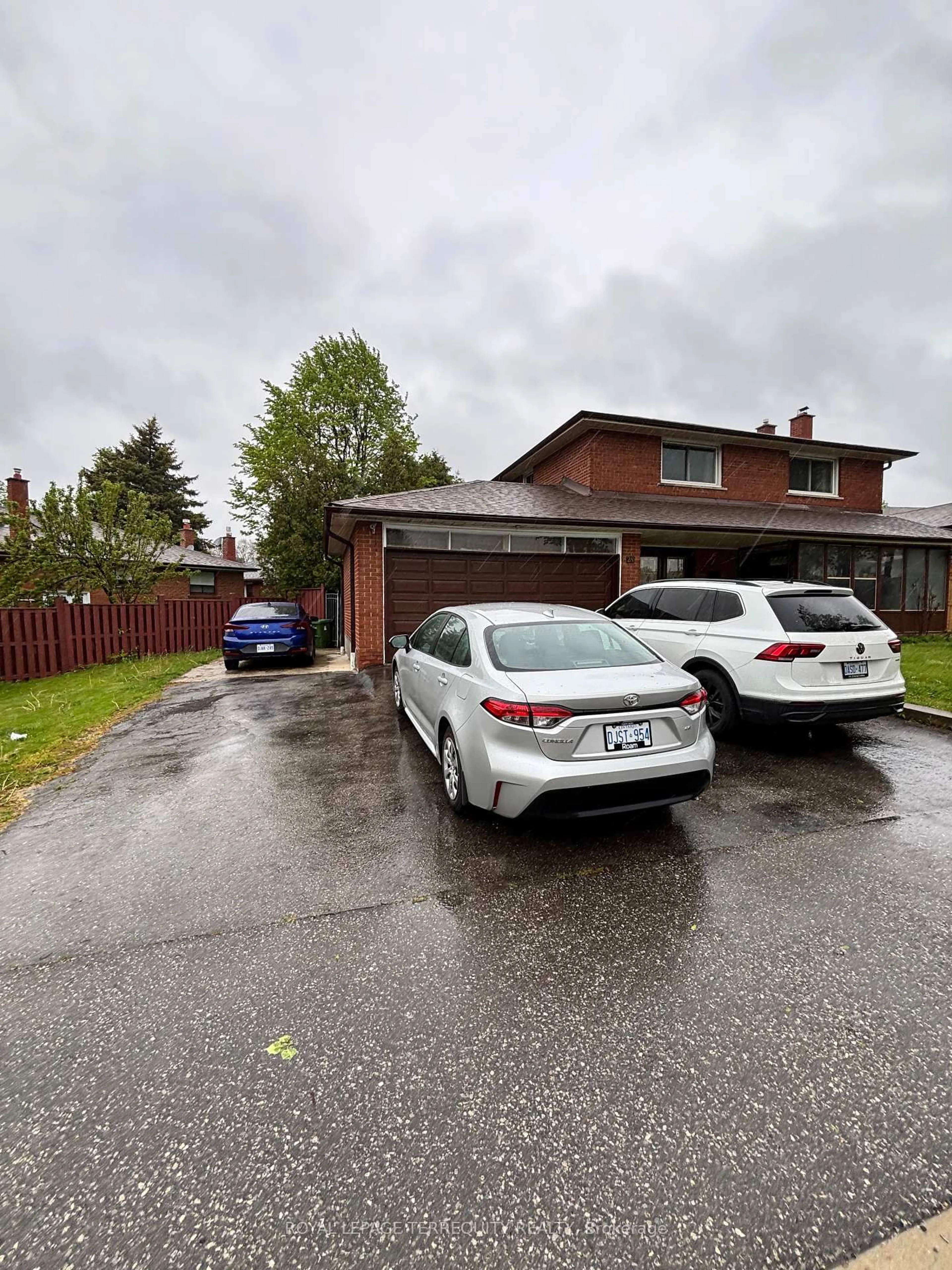 A pic from outside/outdoor area/front of a property/back of a property/a pic from drone, street for 28 Keegan Cres, Toronto Ontario M3J 1G2