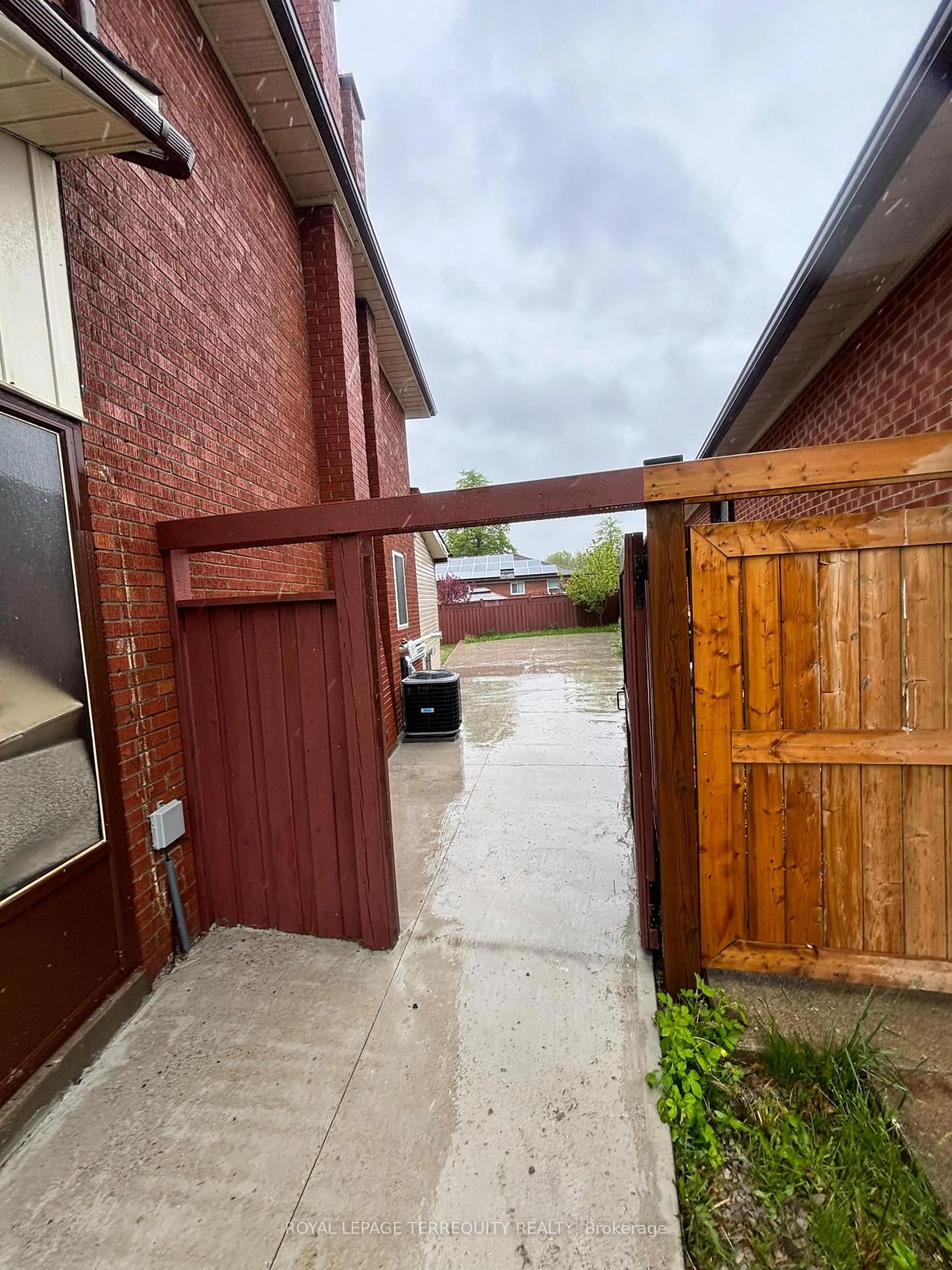 Unknown for 28 Keegan Cres, Toronto Ontario M3J 1G2