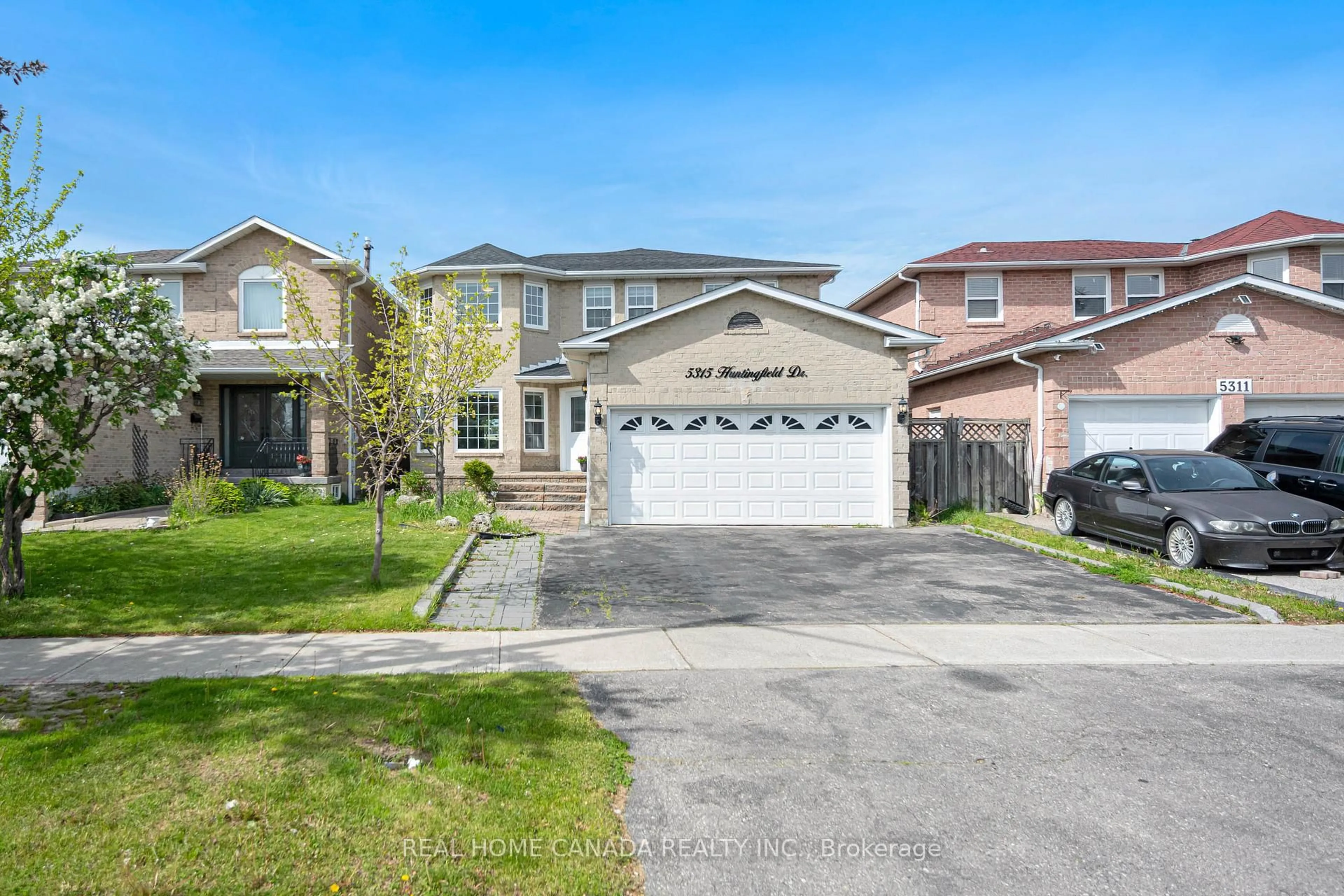A pic from outside/outdoor area/front of a property/back of a property/a pic from drone, street for 5315 Huntingfield Dr, Mississauga Ontario L5R 2G2