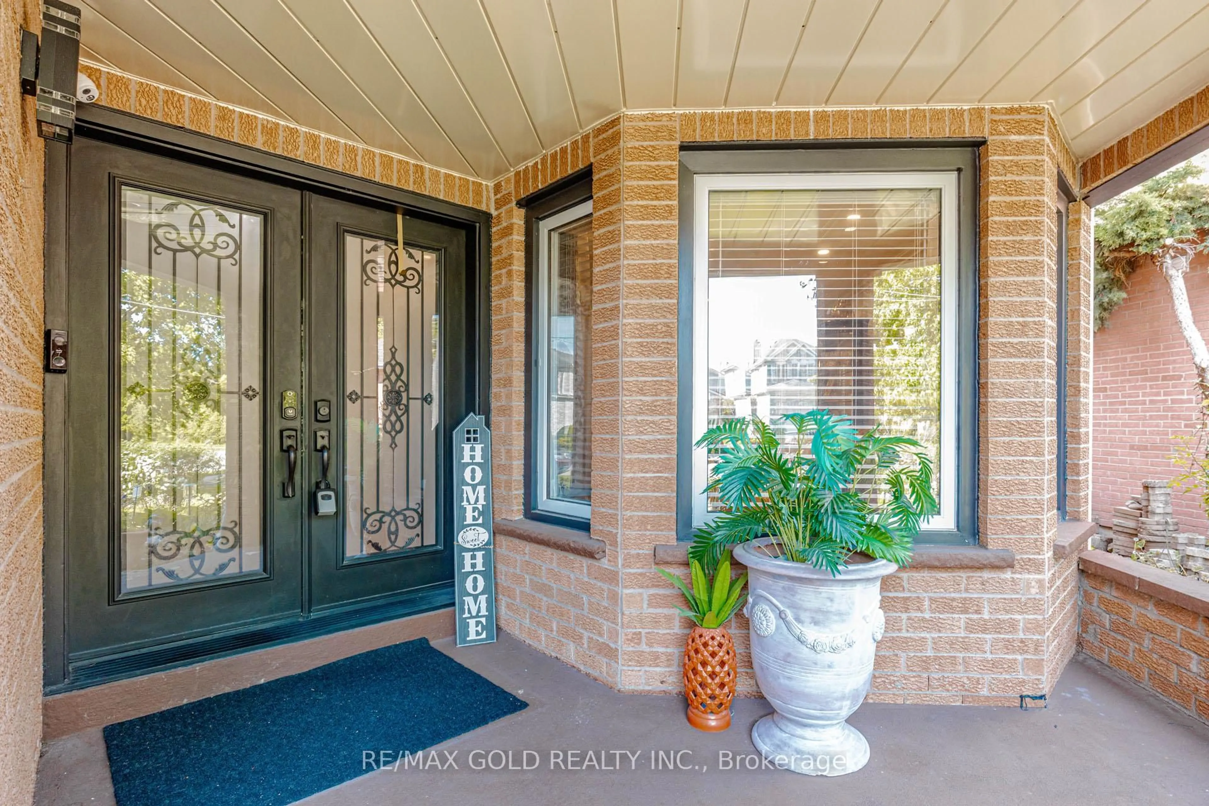 Indoor entryway for 103 Vivians Cres, Brampton Ontario L6Y 4V4
