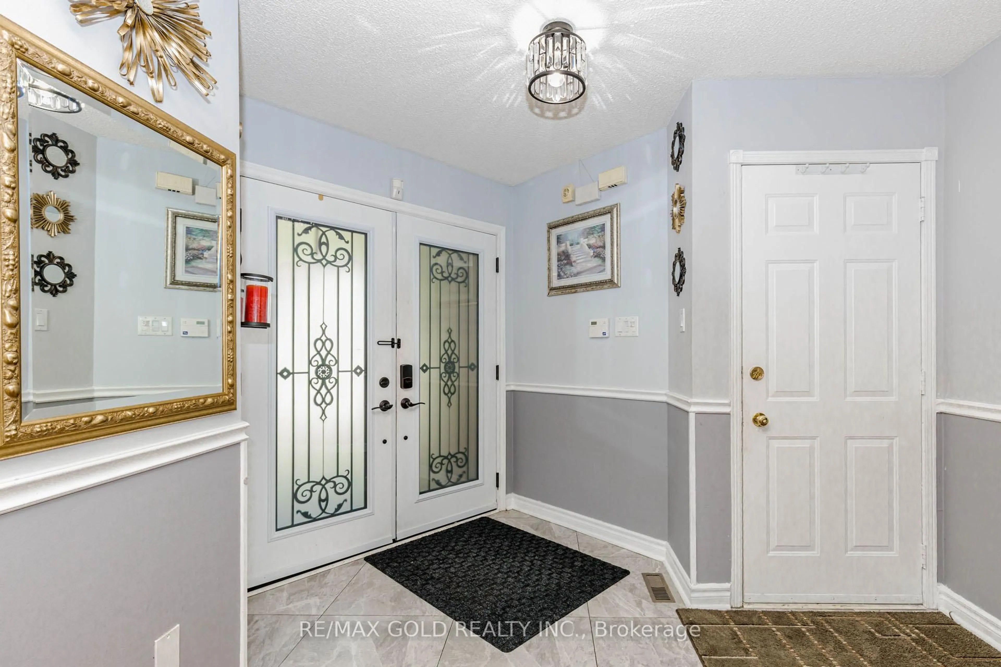 Indoor entryway for 103 Vivians Cres, Brampton Ontario L6Y 4V4