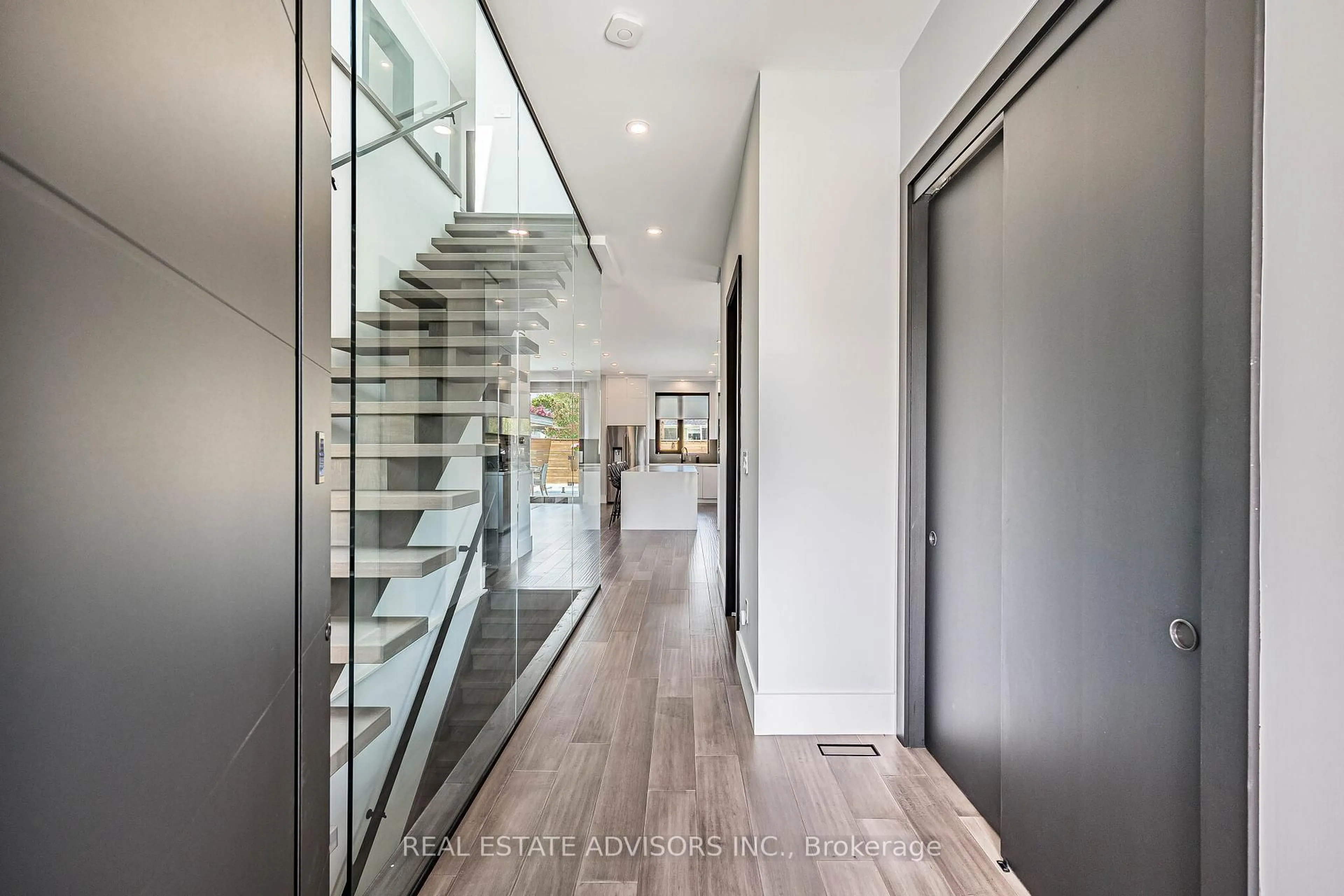 Indoor entryway for 50 Beckwith Rd, Toronto Ontario M9C 3Y1
