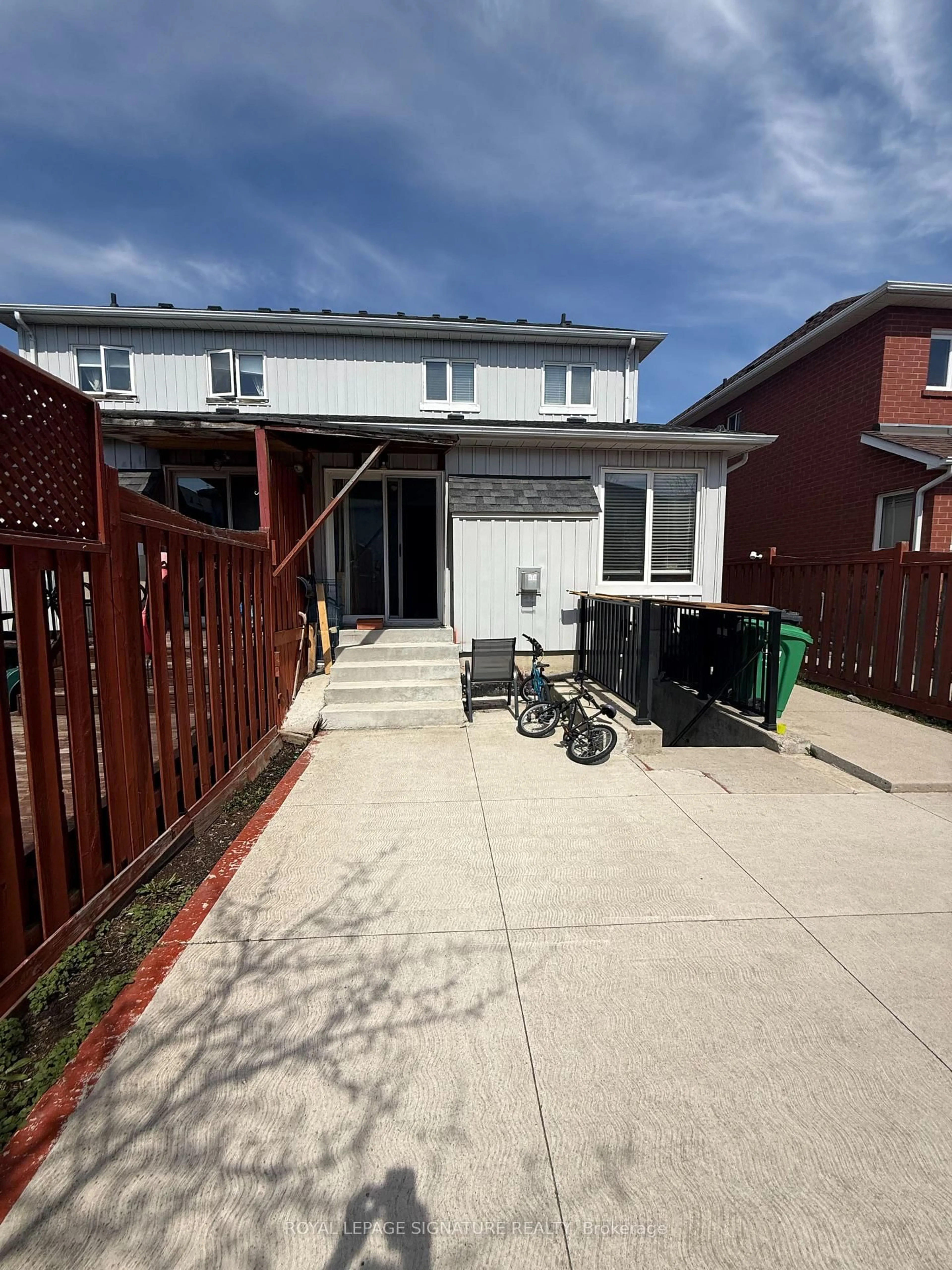 A pic from outside/outdoor area/front of a property/back of a property/a pic from drone, street for 814 Golden Farmer Way, Mississauga Ontario L5W 1A7