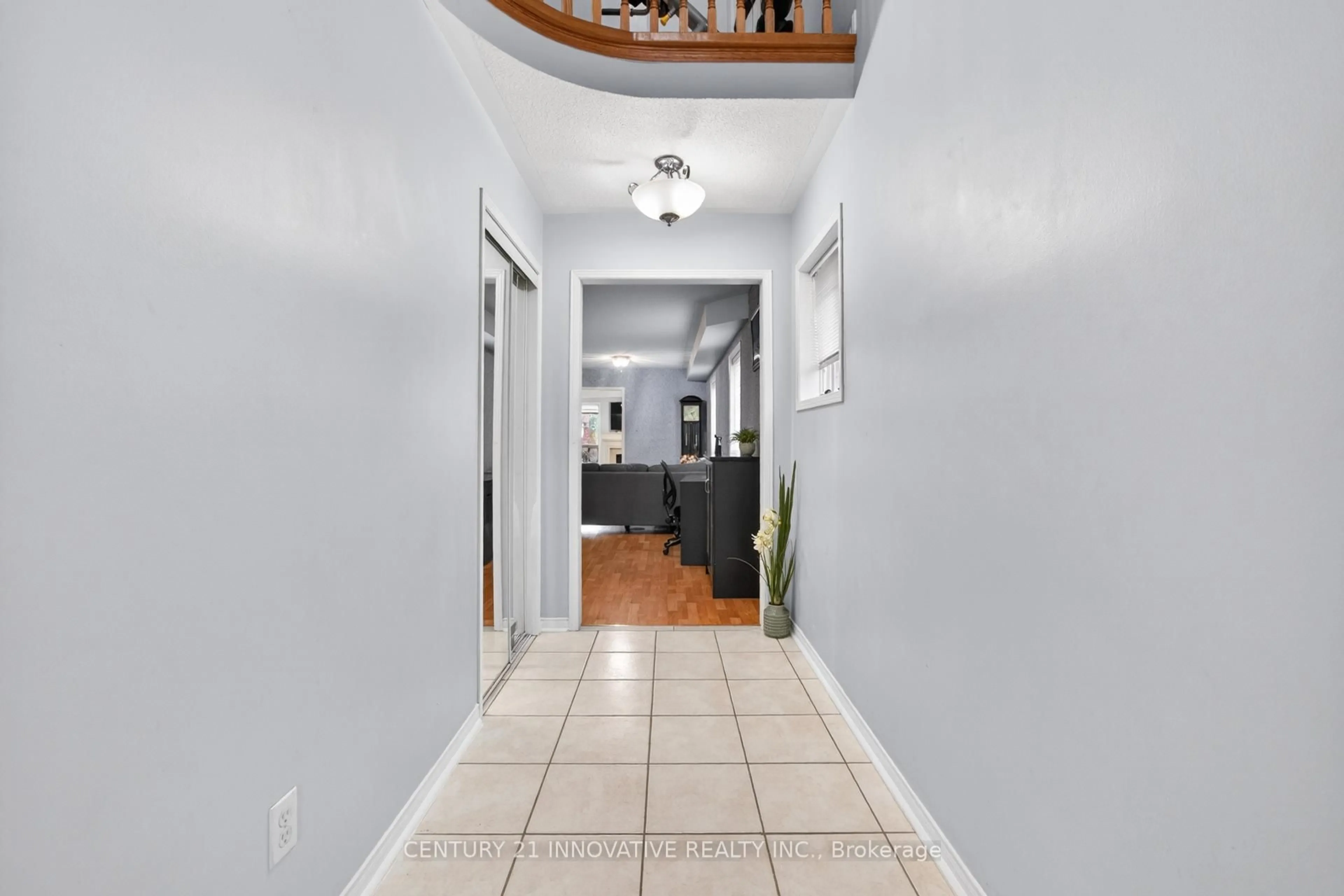 Indoor entryway for 700 Rossellini Dr, Mississauga Ontario L5W 1L1