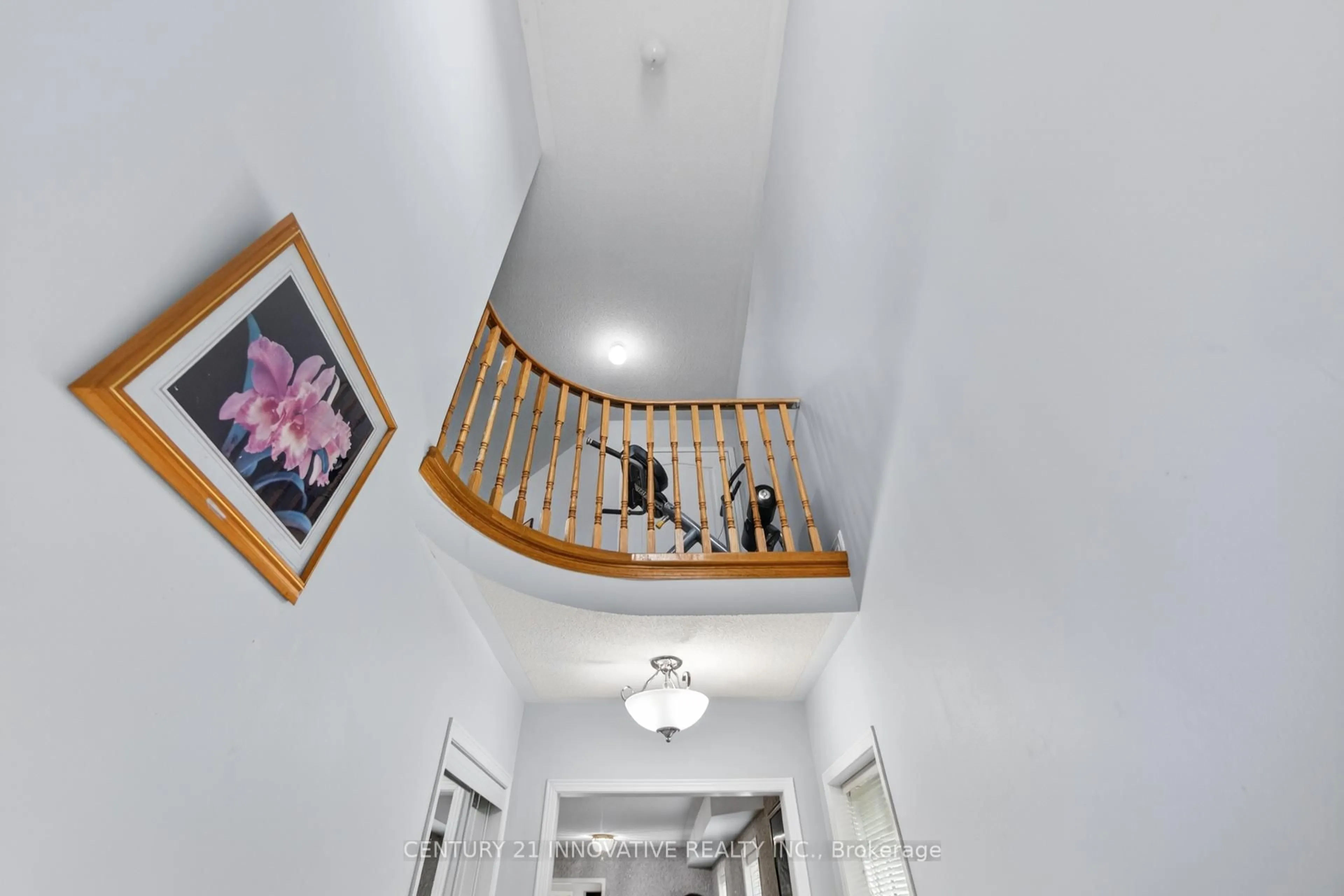 Indoor foyer for 700 Rossellini Dr, Mississauga Ontario L5W 1L1
