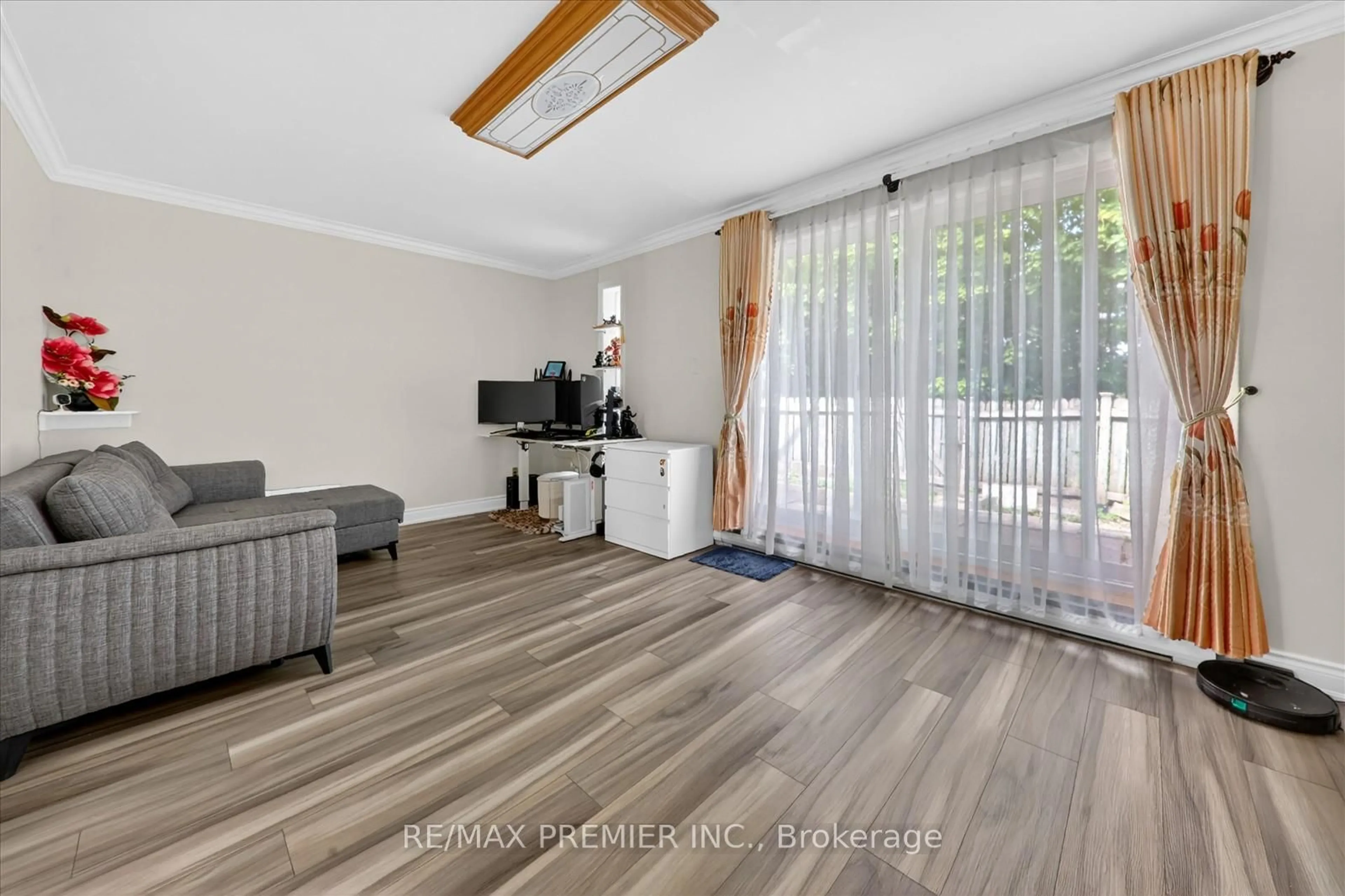 Living room with furniture, wood/laminate floor for 85 Driftwood Ave #48, Toronto Ontario M3N 2M7