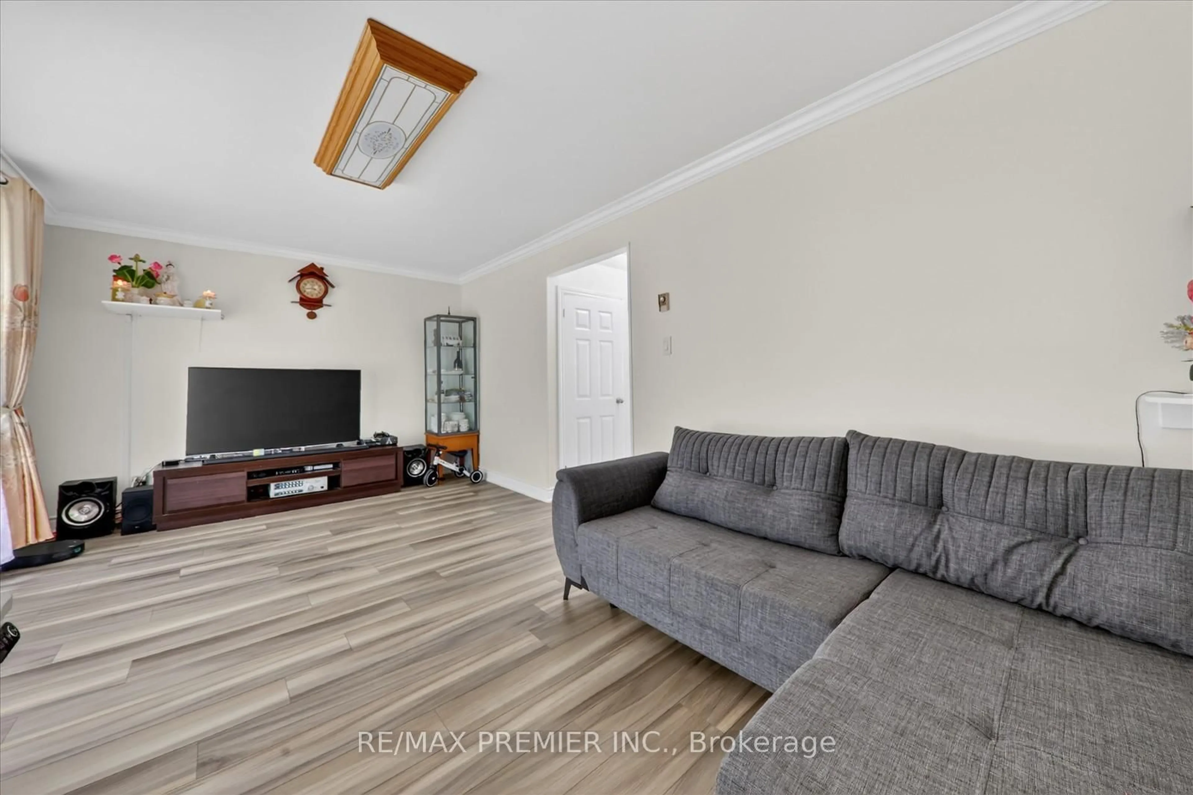 Living room with furniture, wood/laminate floor for 85 Driftwood Ave #48, Toronto Ontario M3N 2M7