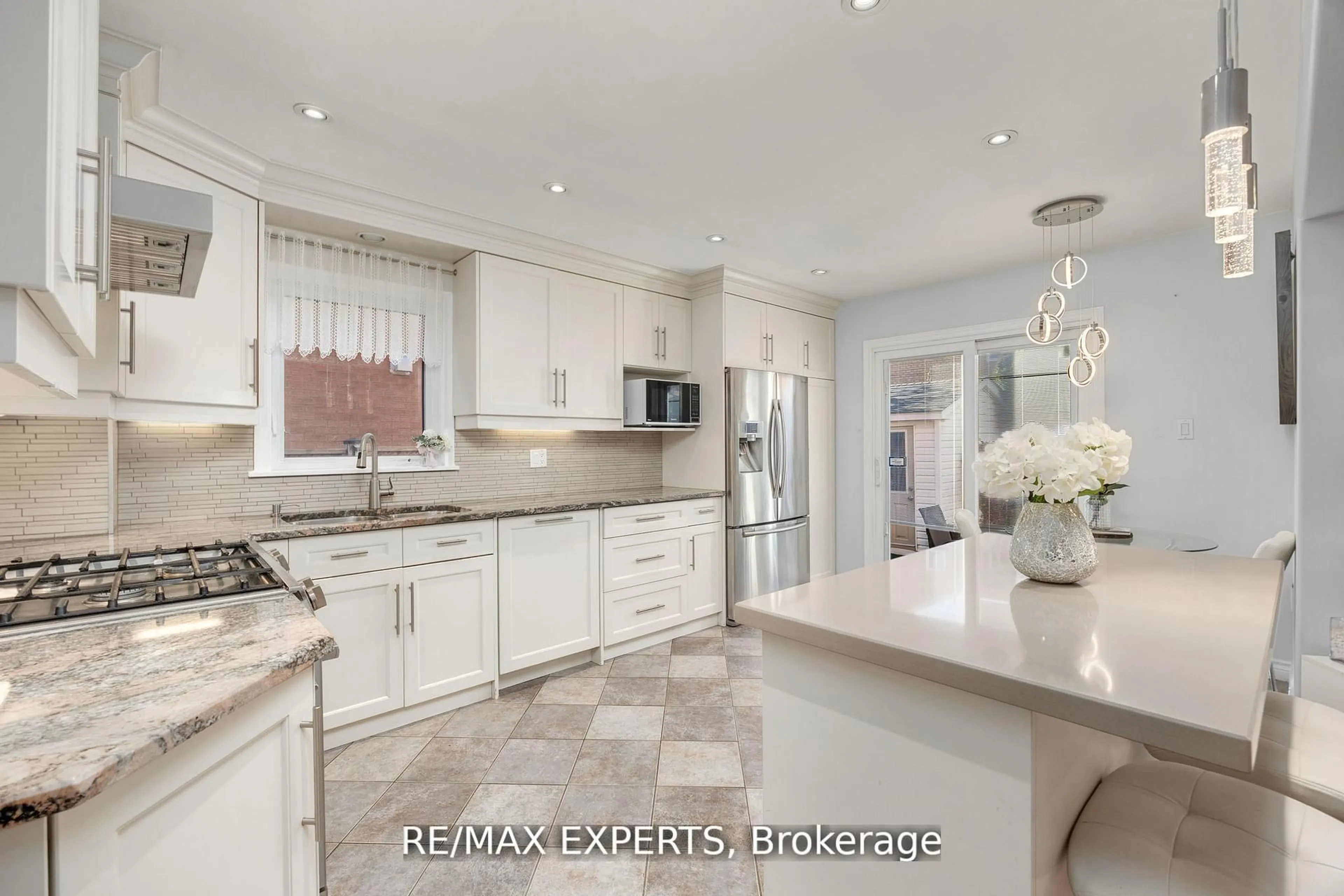 Open concept kitchen, ceramic/tile floor for 482 Malaga Rd, Mississauga Ontario L5B 3W2