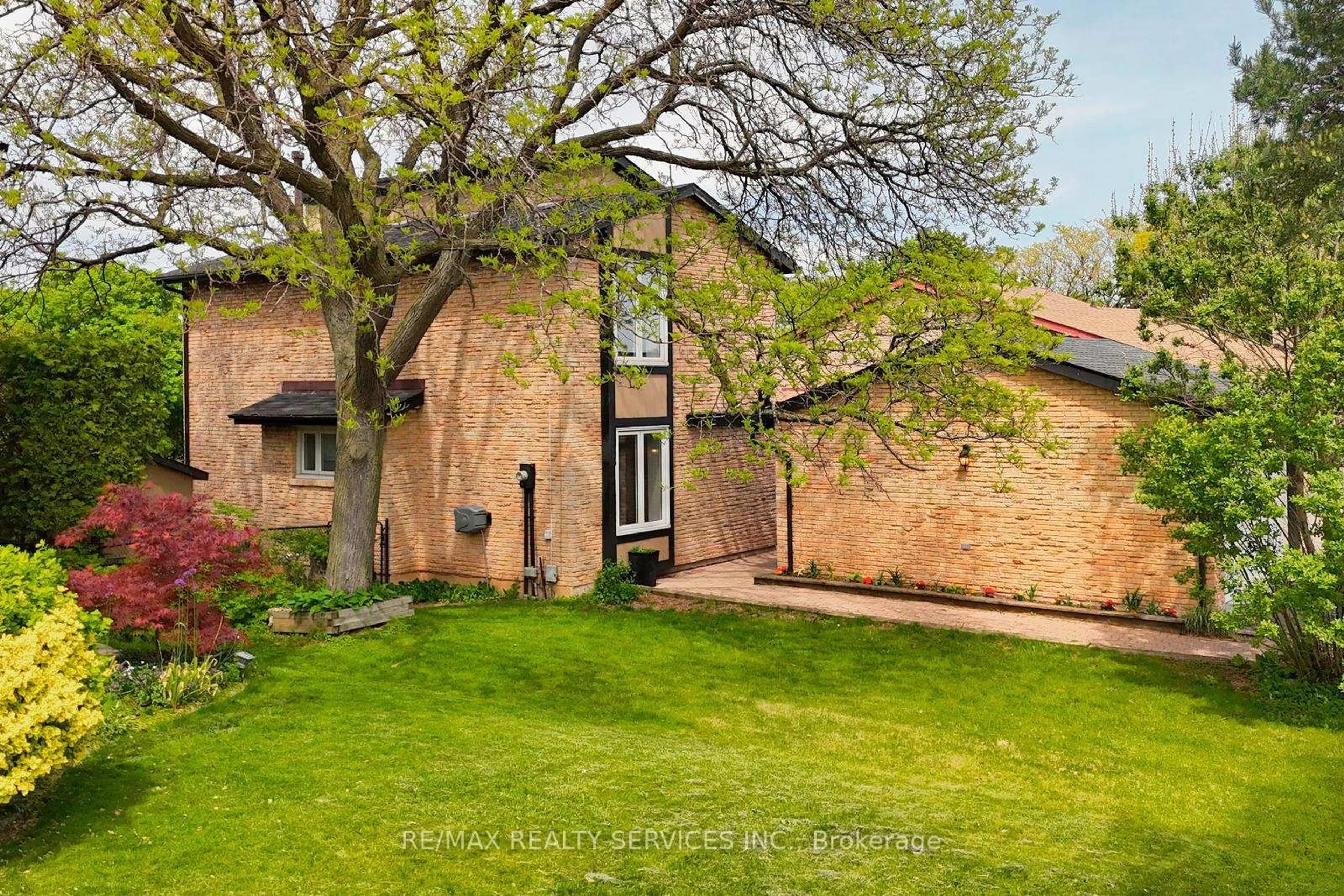 A pic from outside/outdoor area/front of a property/back of a property/a pic from drone, street for 2545 Folkway Dr, Mississauga Ontario L5L 2J9