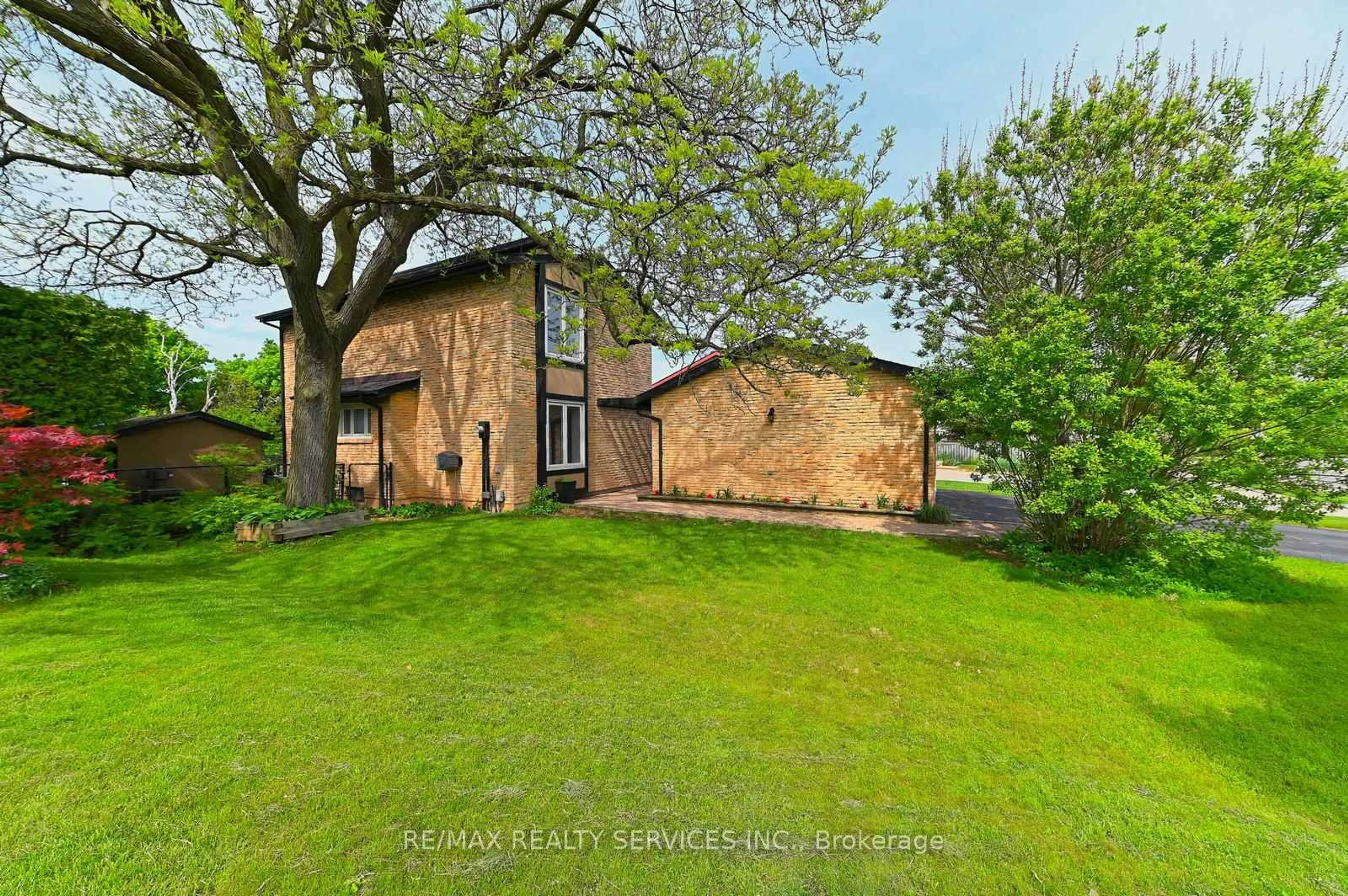 A pic from outside/outdoor area/front of a property/back of a property/a pic from drone, street for 2545 Folkway Dr, Mississauga Ontario L5L 2J9