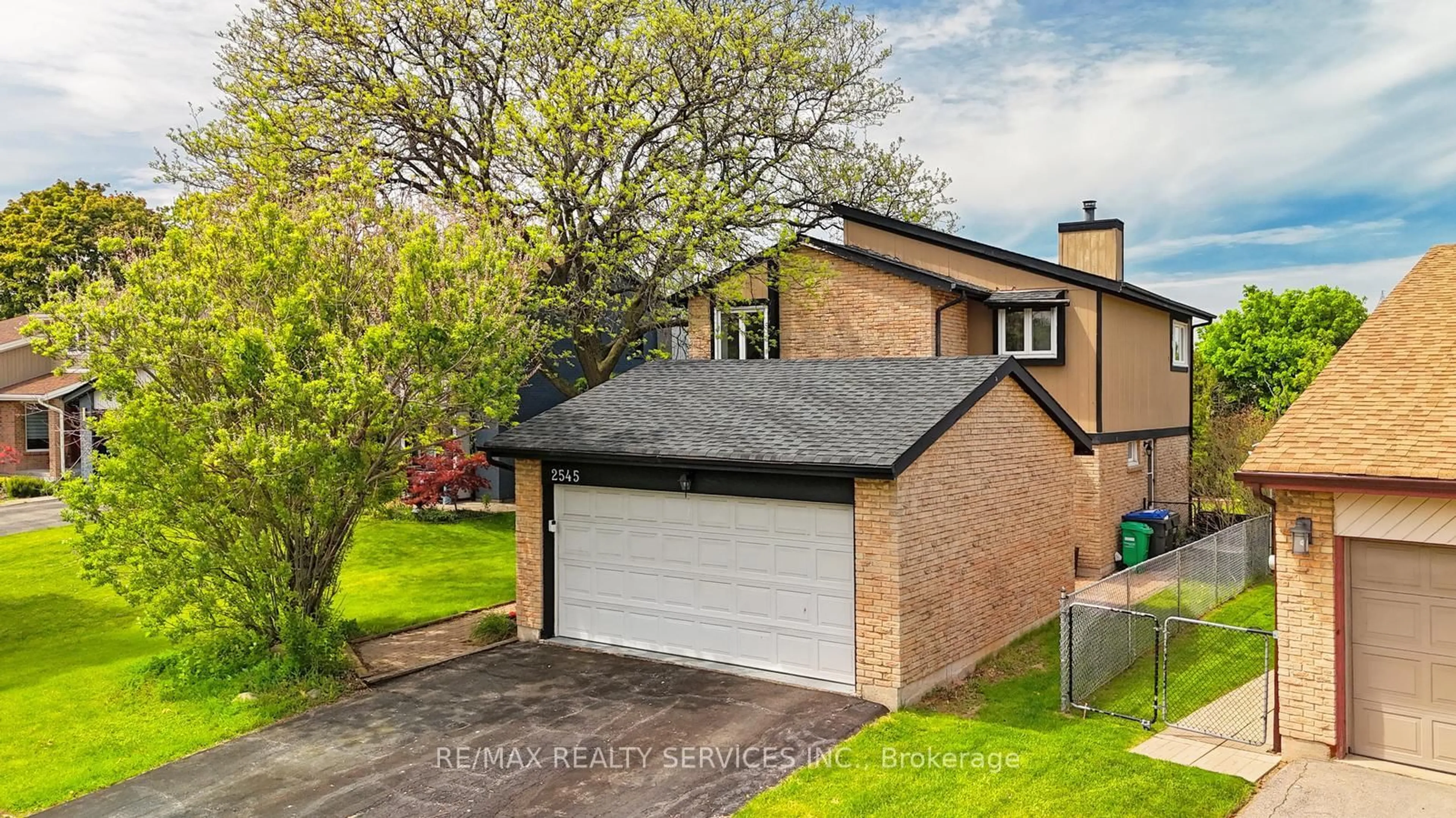 A pic from outside/outdoor area/front of a property/back of a property/a pic from drone, street for 2545 Folkway Dr, Mississauga Ontario L5L 2J9