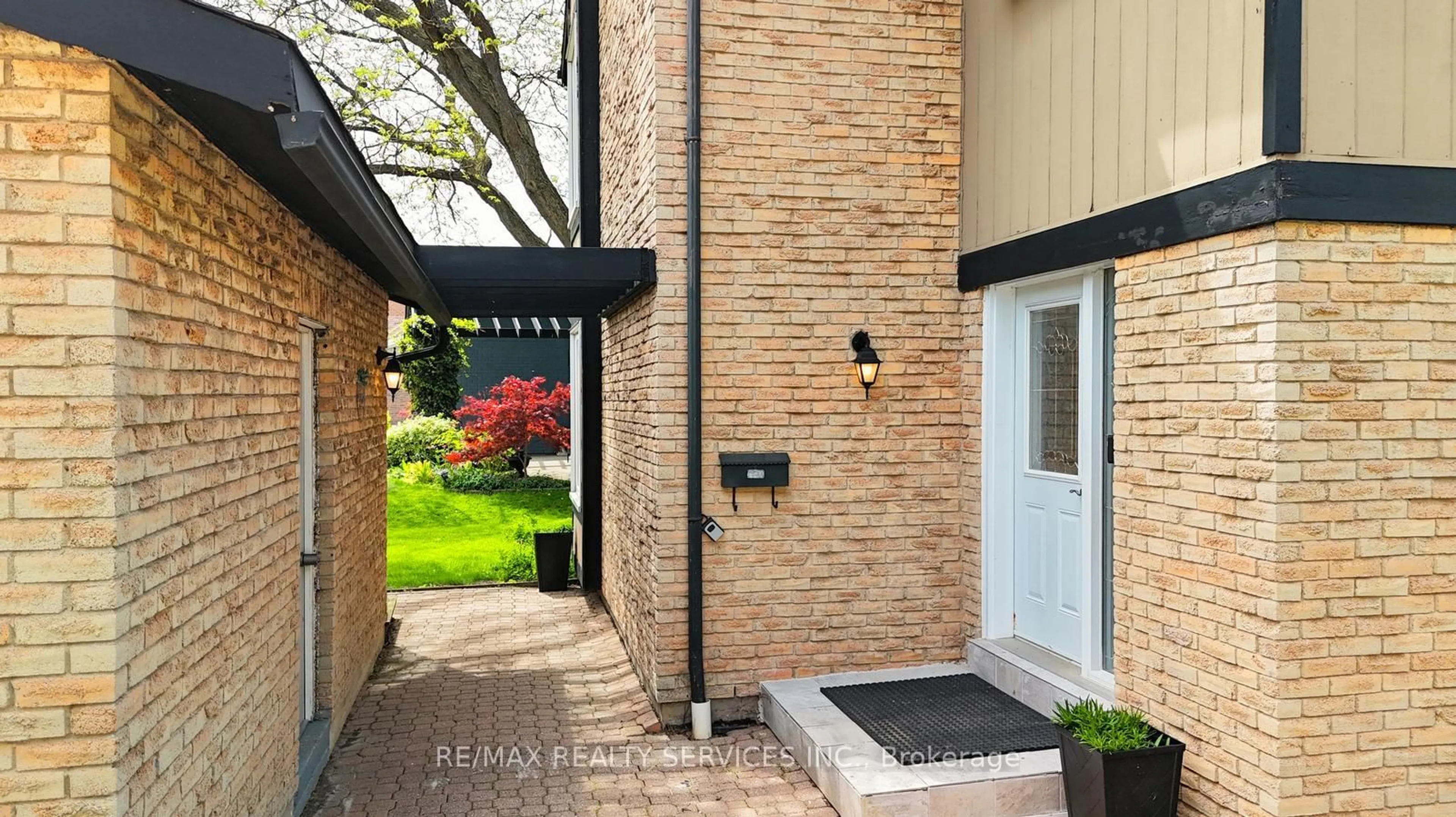 Home with brick exterior material, street for 2545 Folkway Dr, Mississauga Ontario L5L 2J9