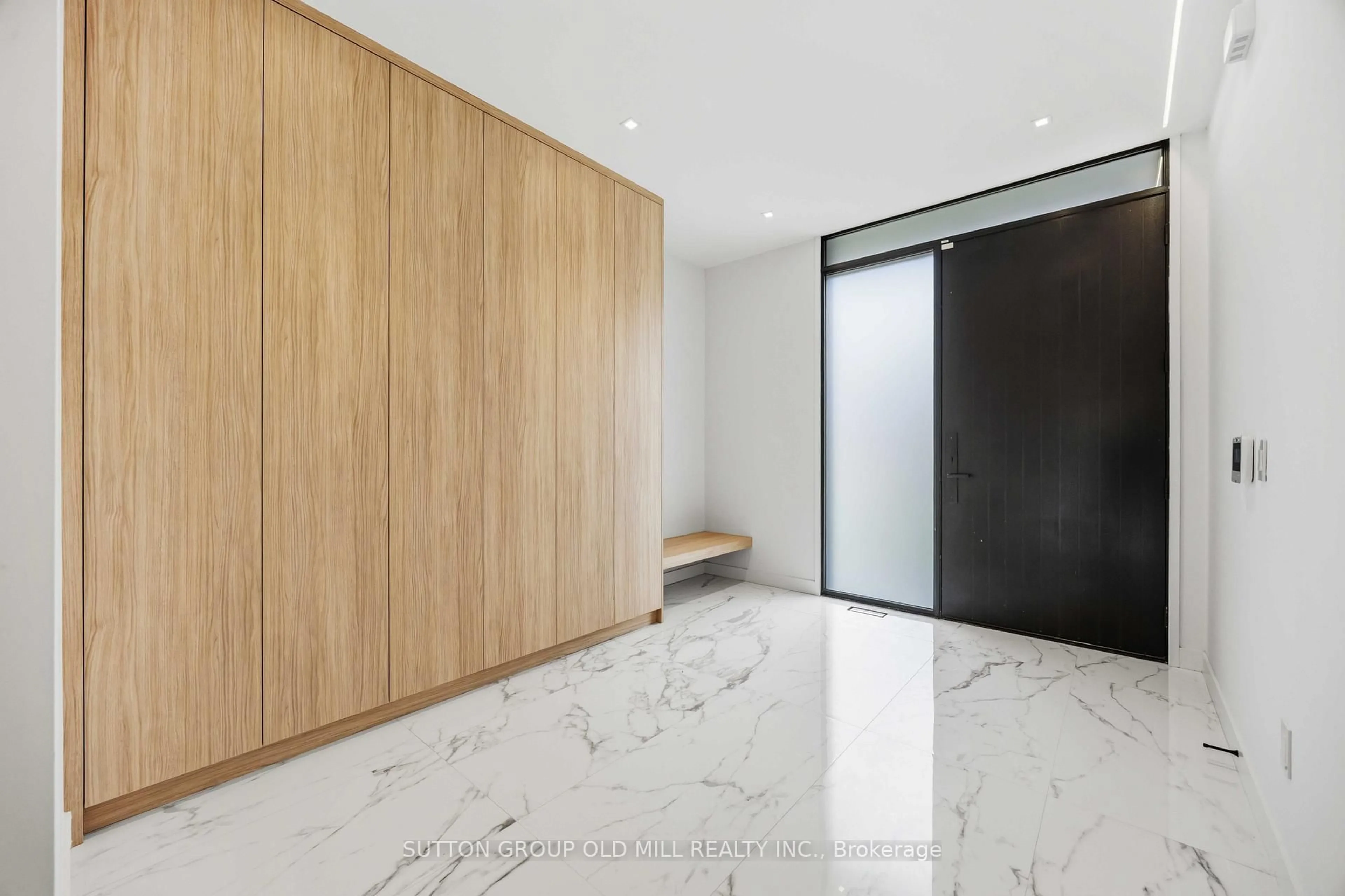 Indoor foyer for 89 Regal Rd, Toronto Ontario M6H 2J6