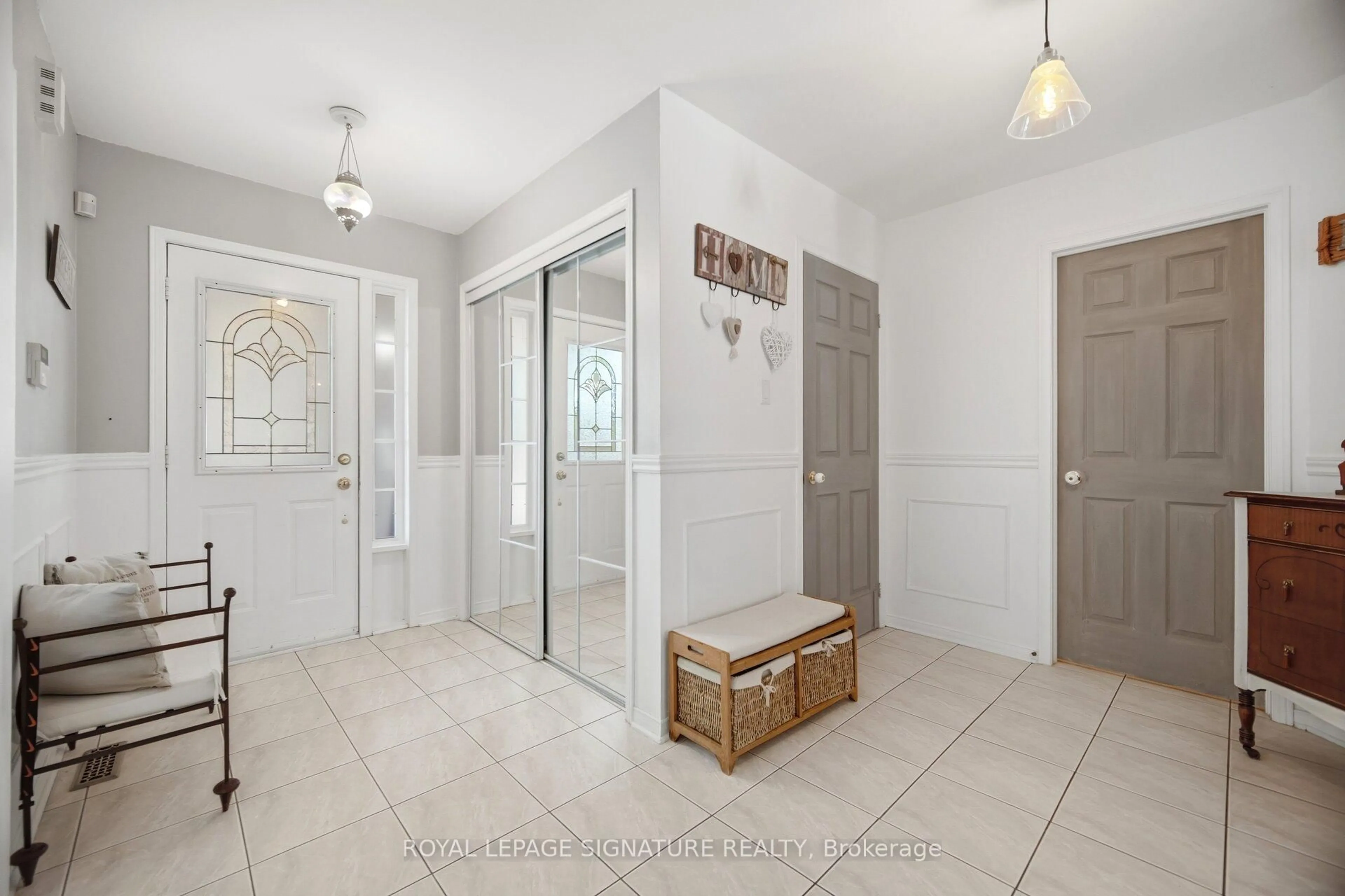 Indoor entryway for 5390 Mcfarren Blvd, Mississauga Ontario L5M 5Y5