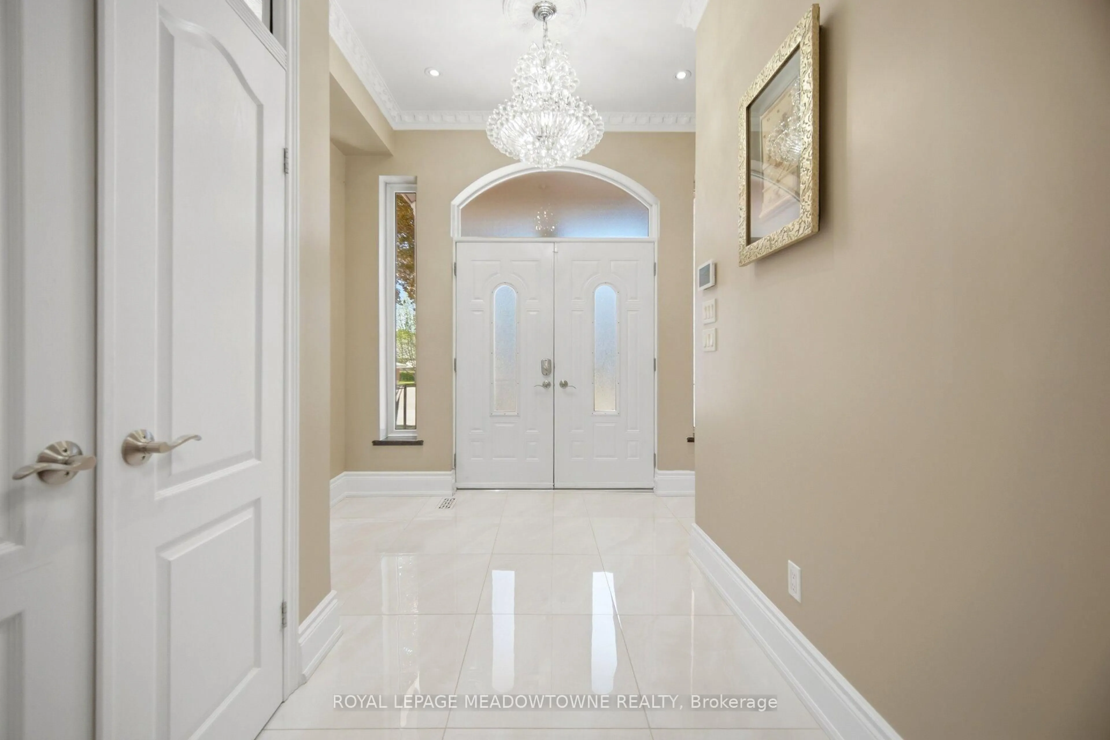 Indoor entryway for 2 The Keanegate St, Toronto Ontario M9B 2B4
