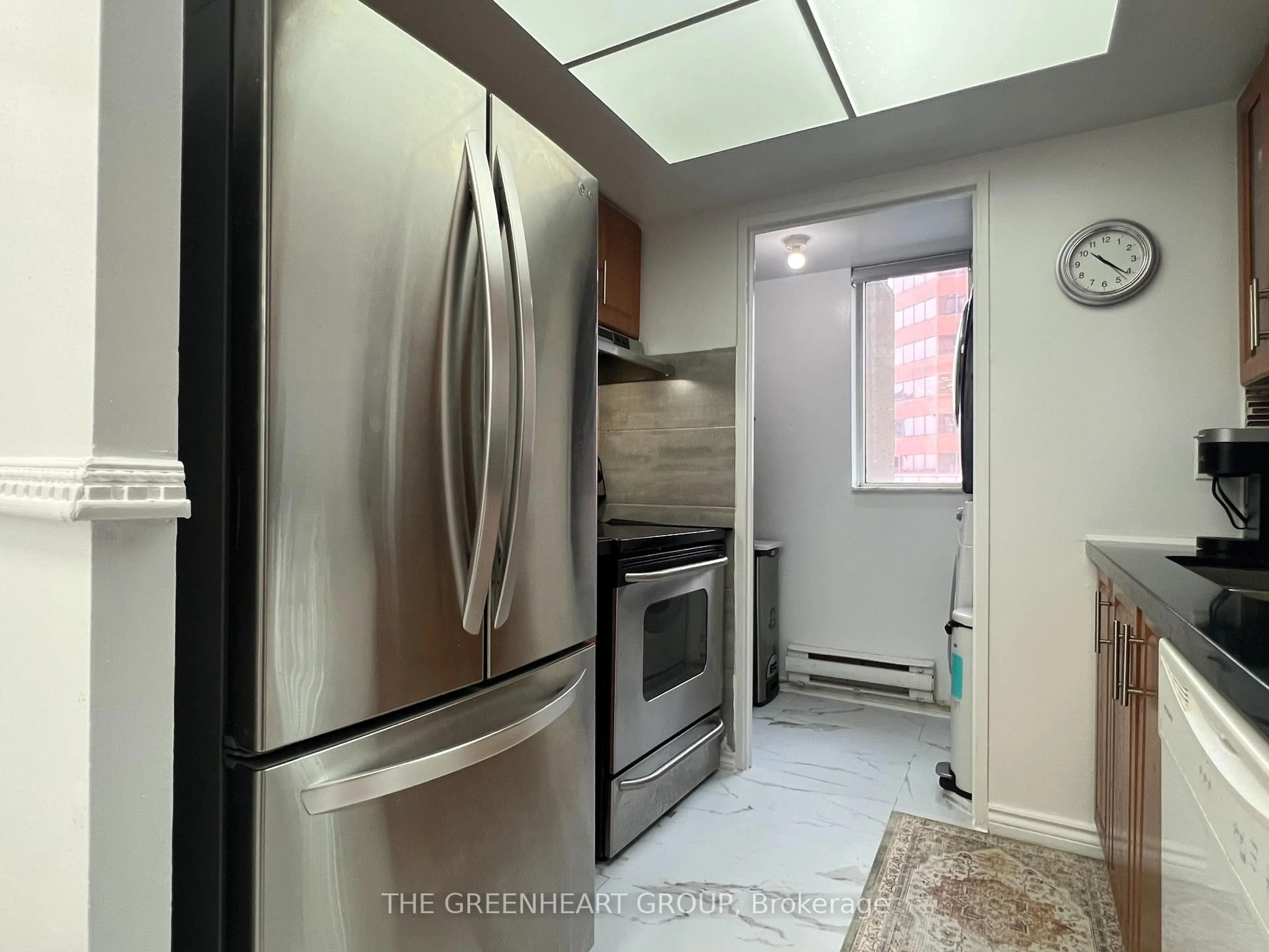 Standard kitchen, ceramic/tile floor for 285 Enfield Pl #510, Mississauga Ontario L5B 3Y6