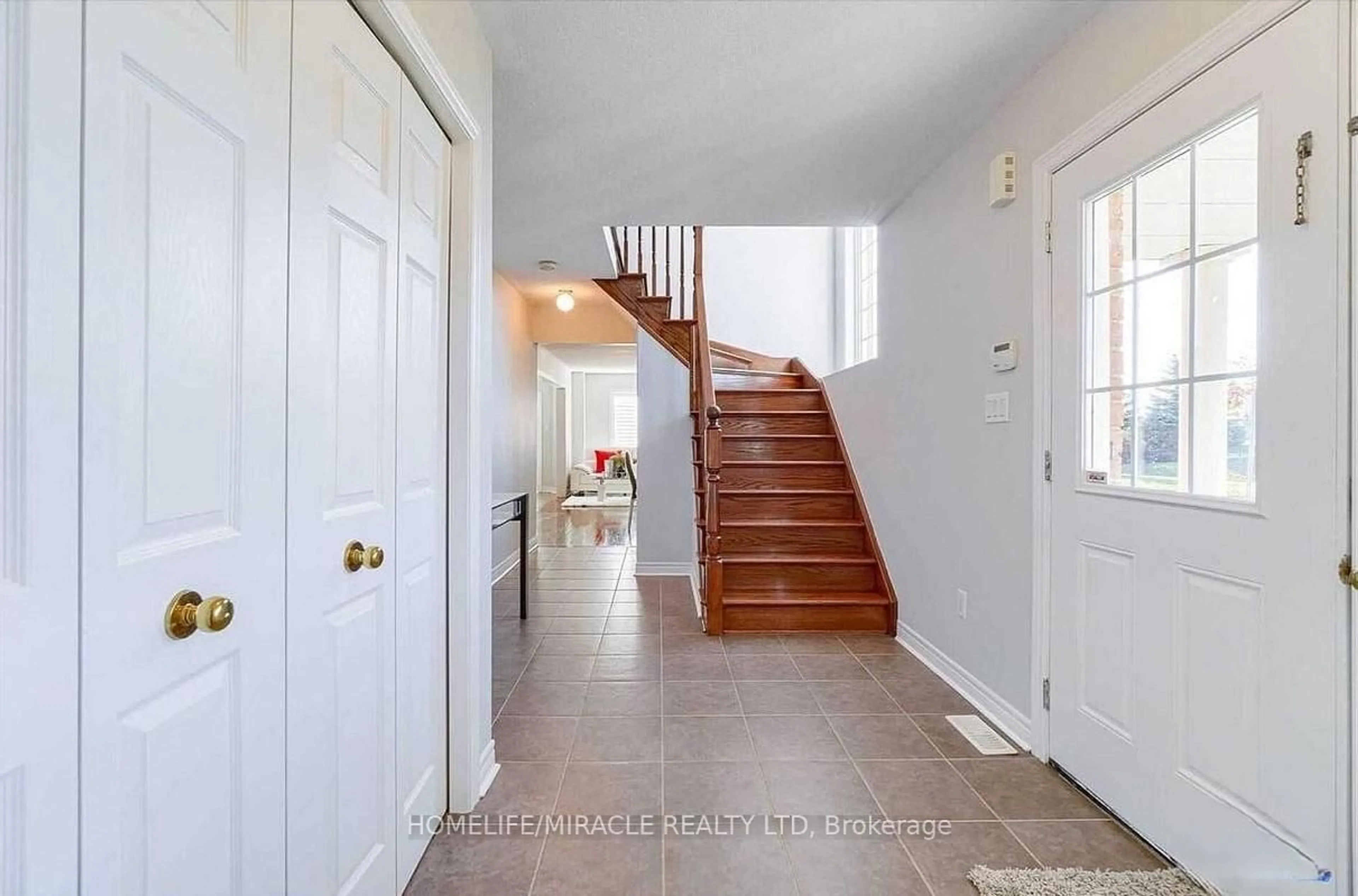 Indoor entryway for 1439 Costigan Rd, Milton Ontario L9T 0Y7