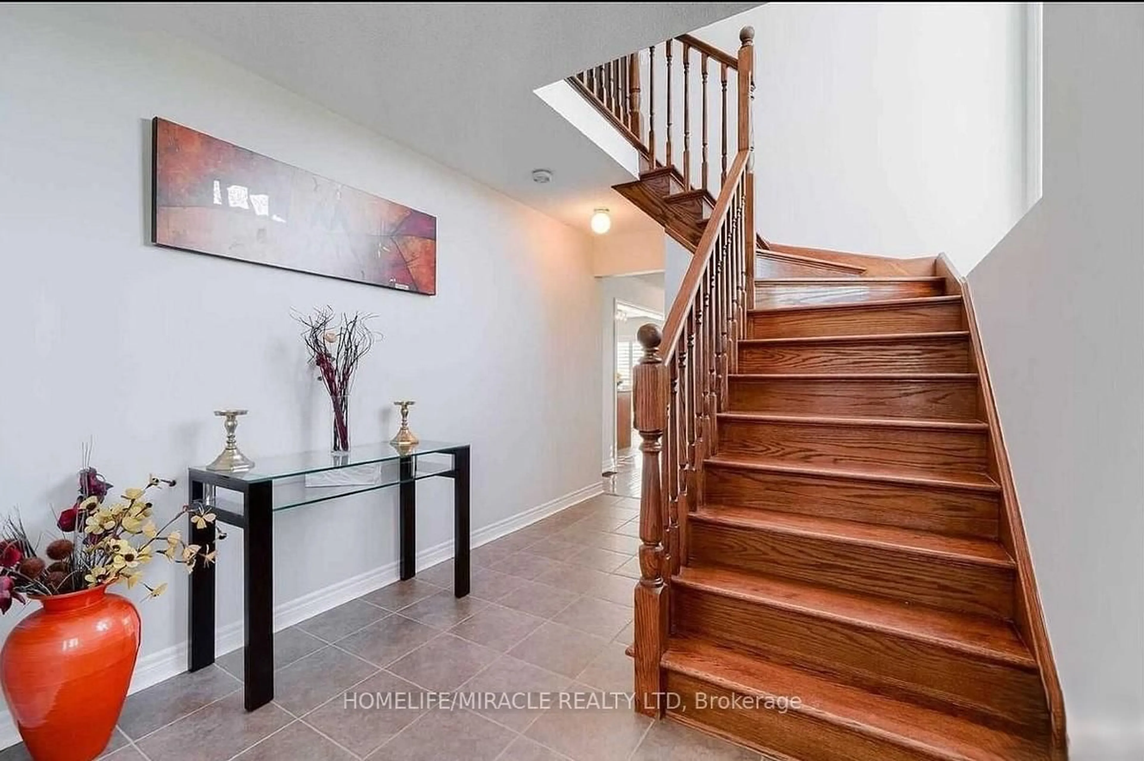 Indoor foyer for 1439 Costigan Rd, Milton Ontario L9T 0Y7