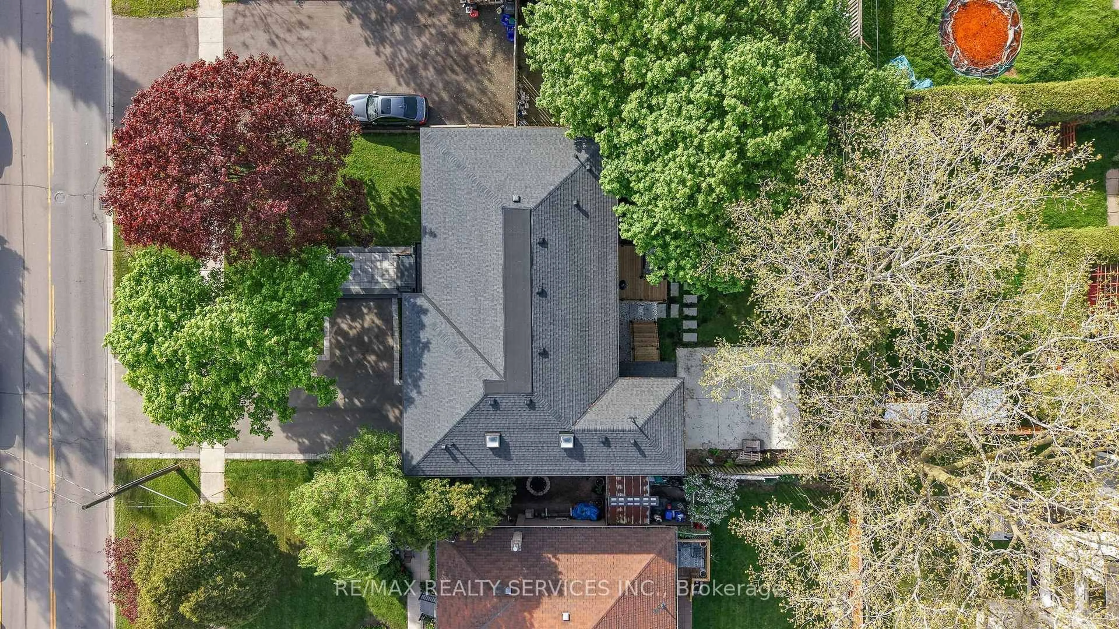 A pic from outside/outdoor area/front of a property/back of a property/a pic from drone, street for 519 Third Line, Oakville Ontario L6L 4A8
