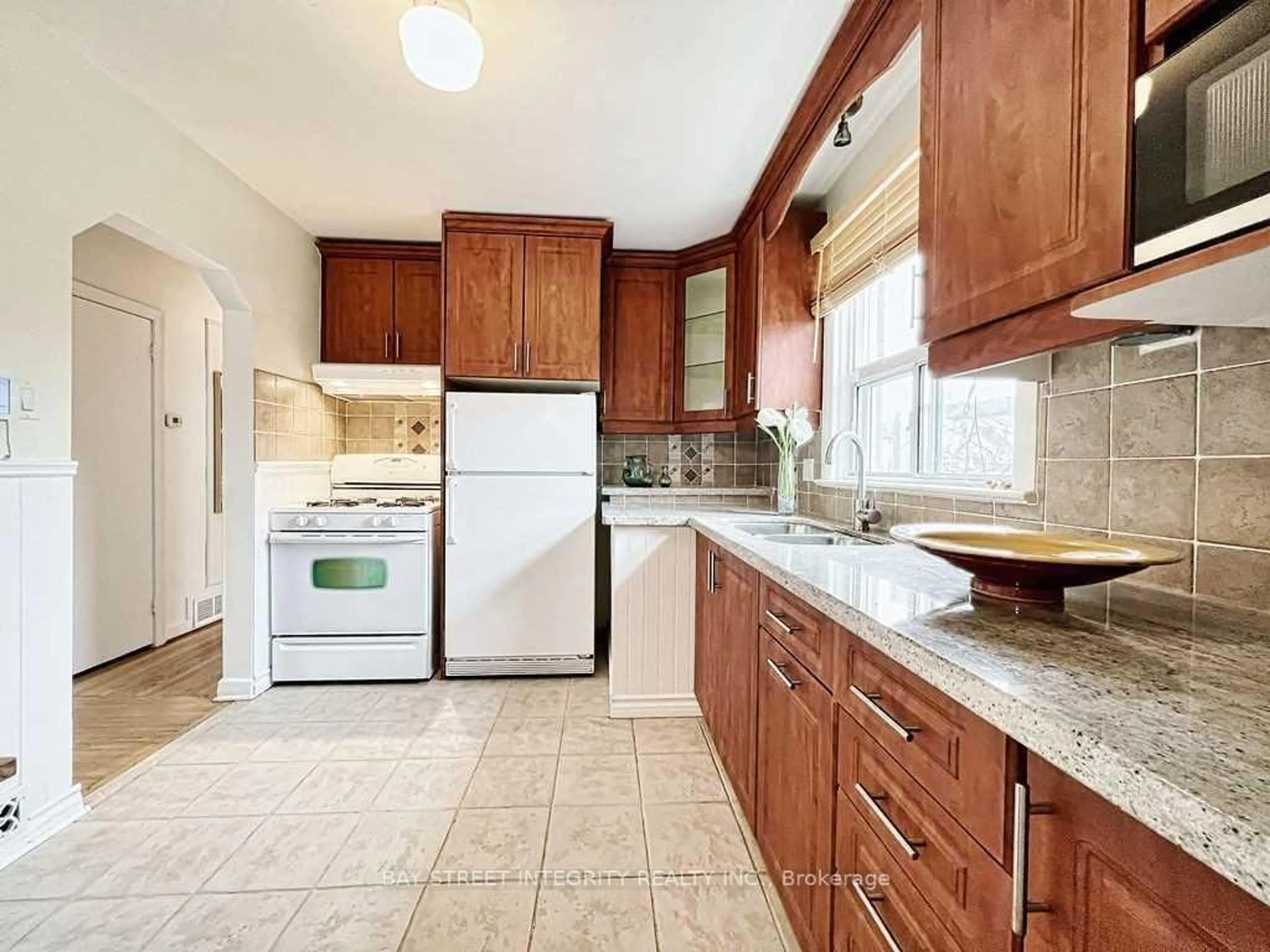 Standard kitchen, ceramic/tile floor for 505 Sandmere Pl, Oakville Ontario L6L 4G5