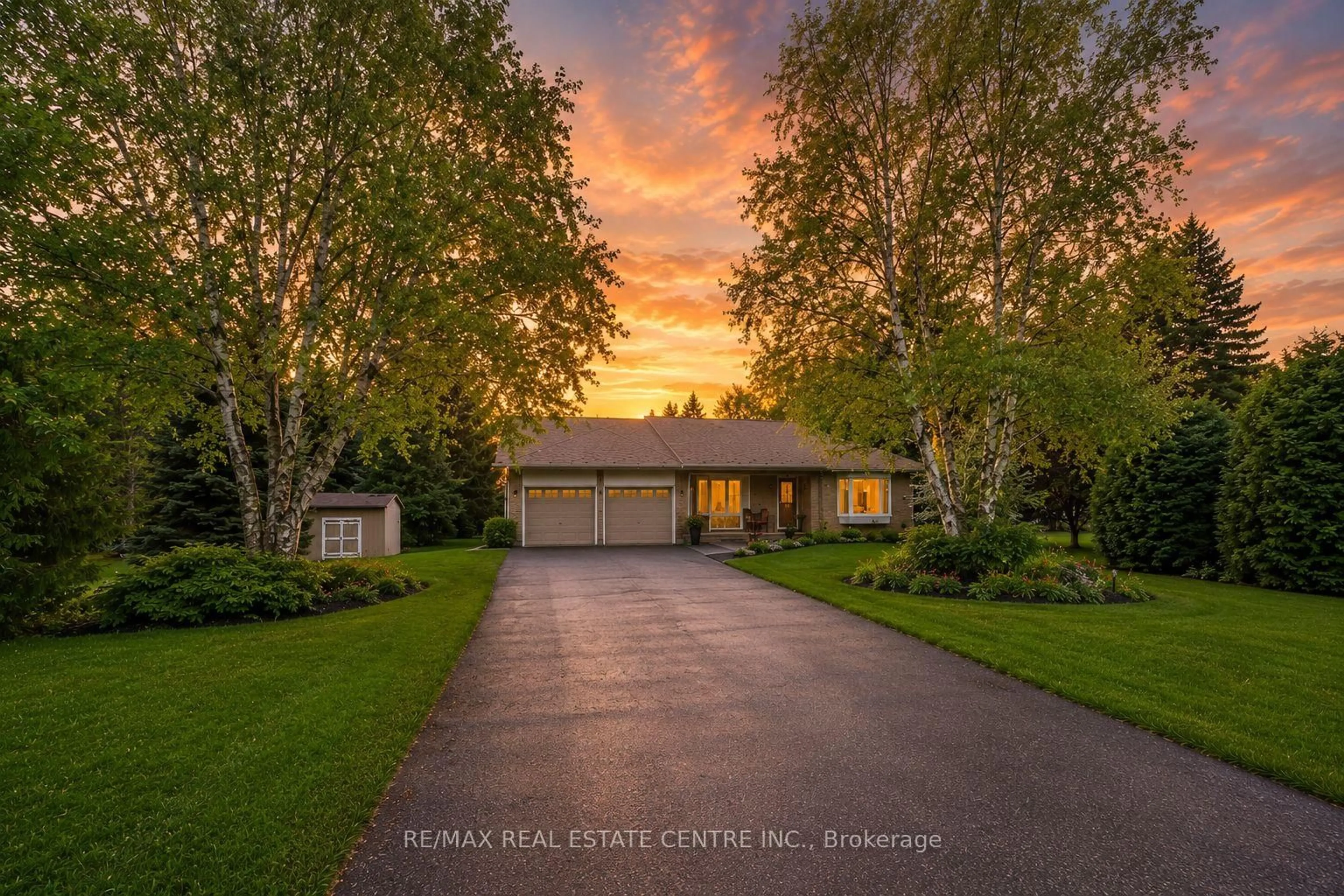 A pic from outside/outdoor area/front of a property/back of a property/a pic from drone, street for 1684 Vaughan Dr, Caledon Ontario L7K 1C5