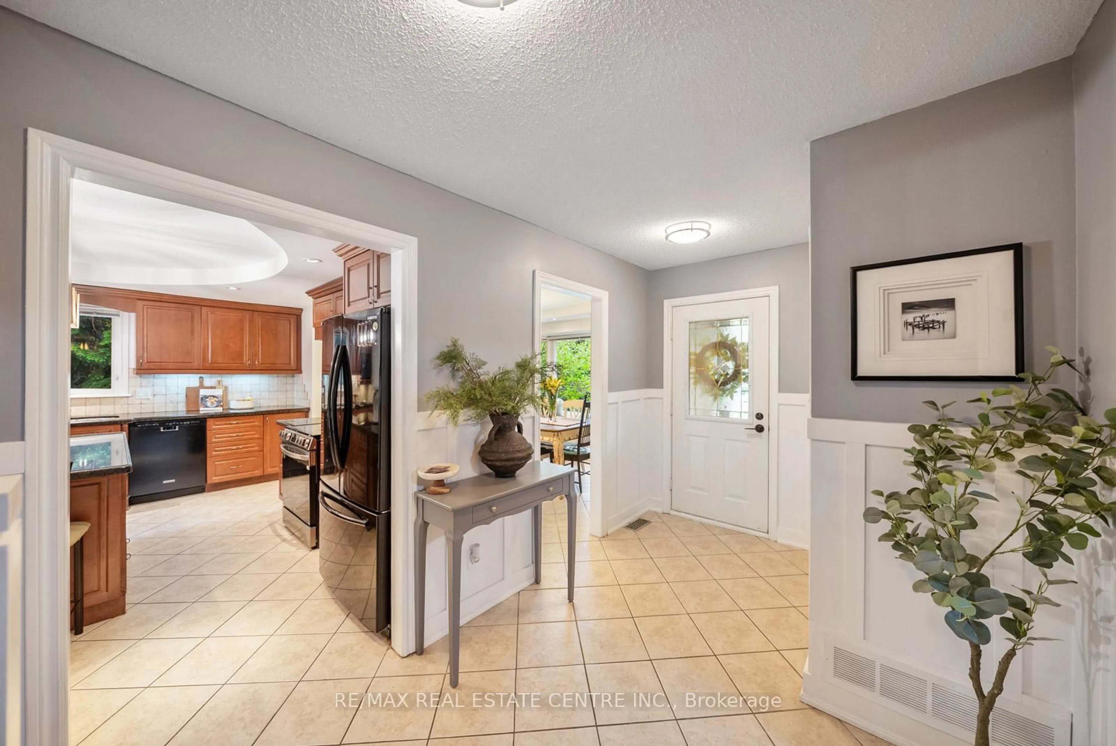 Indoor entryway for 1684 Vaughan Dr, Caledon Ontario L7K 1C5