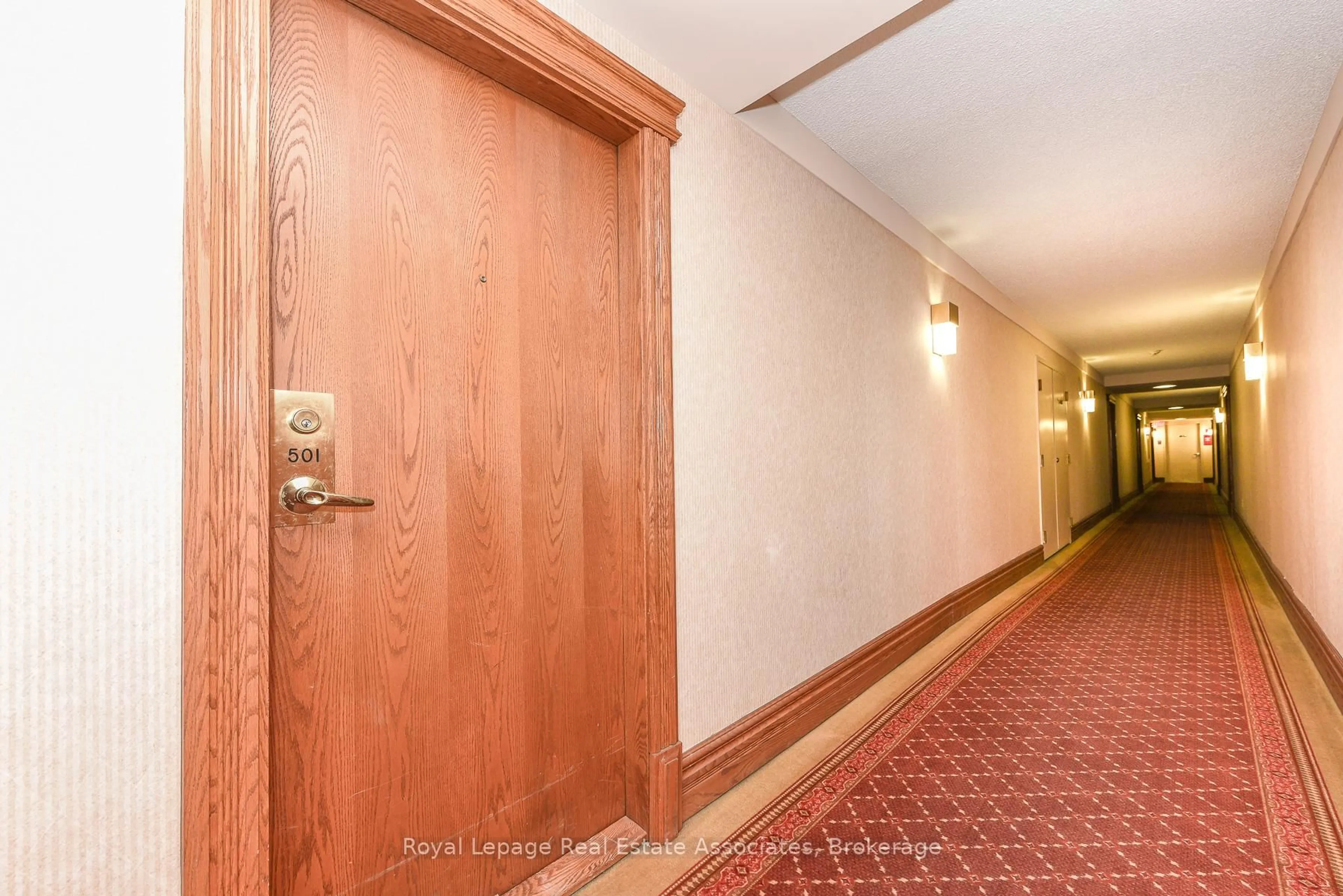 Indoor foyer for 55 Elm Dr #501, Mississauga Ontario L5B 3Z3