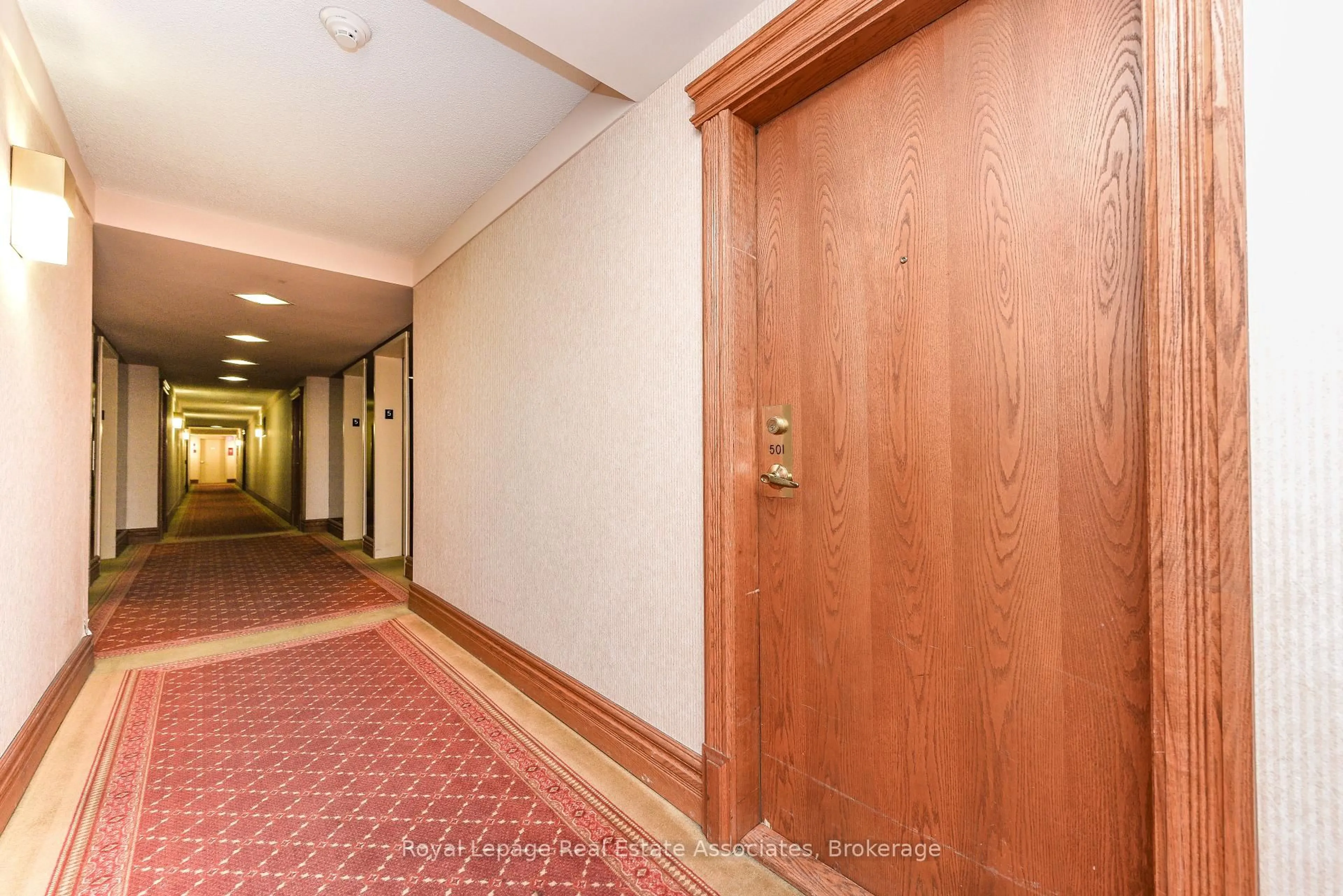 Indoor foyer for 55 Elm Dr #501, Mississauga Ontario L5B 3Z3